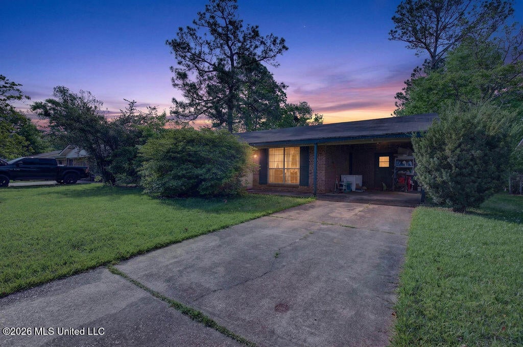 2702 E Angela Circle — photo