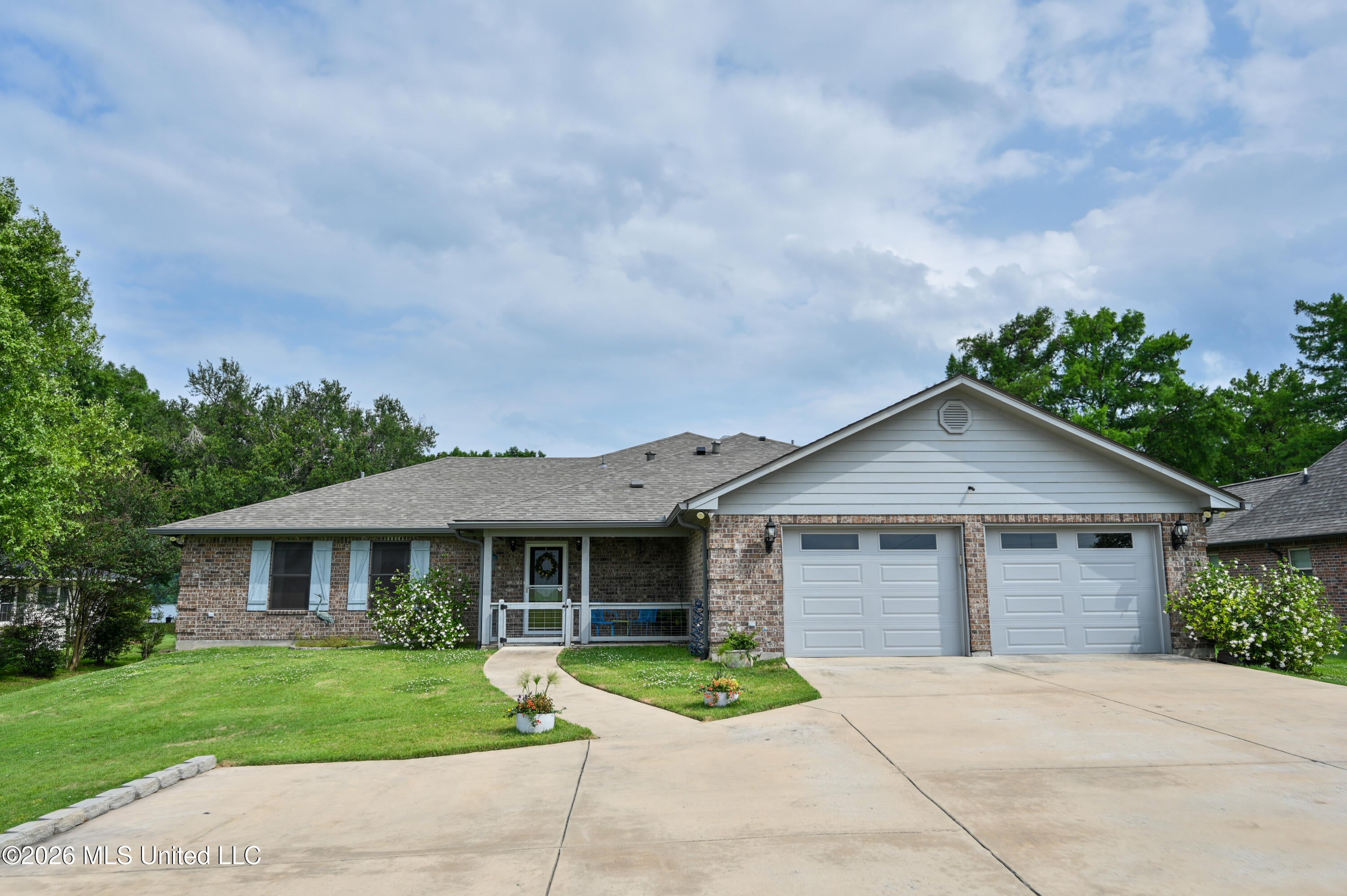 269 Lakeshore Drive — photo