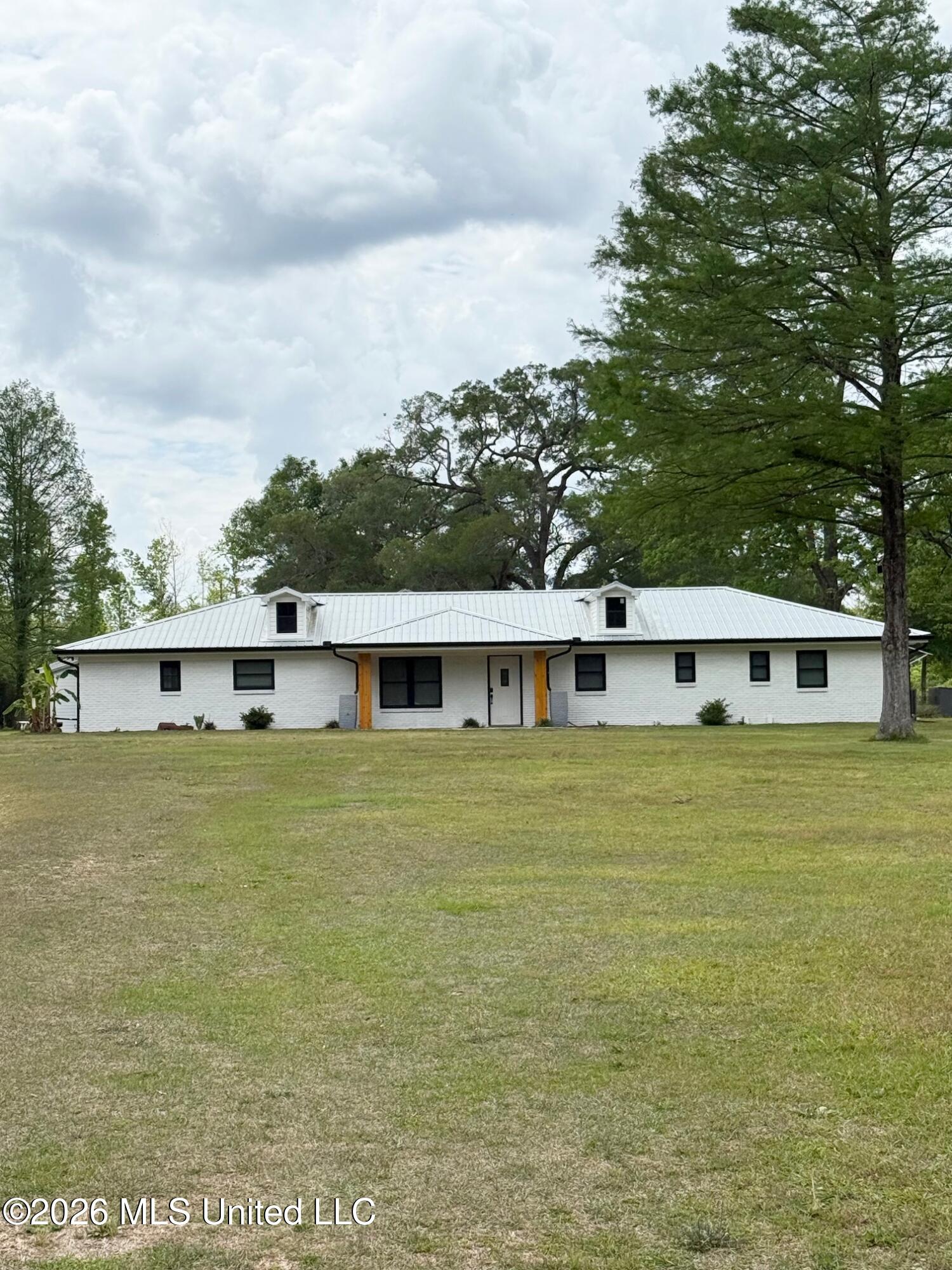 24009 Highway 613 — photo