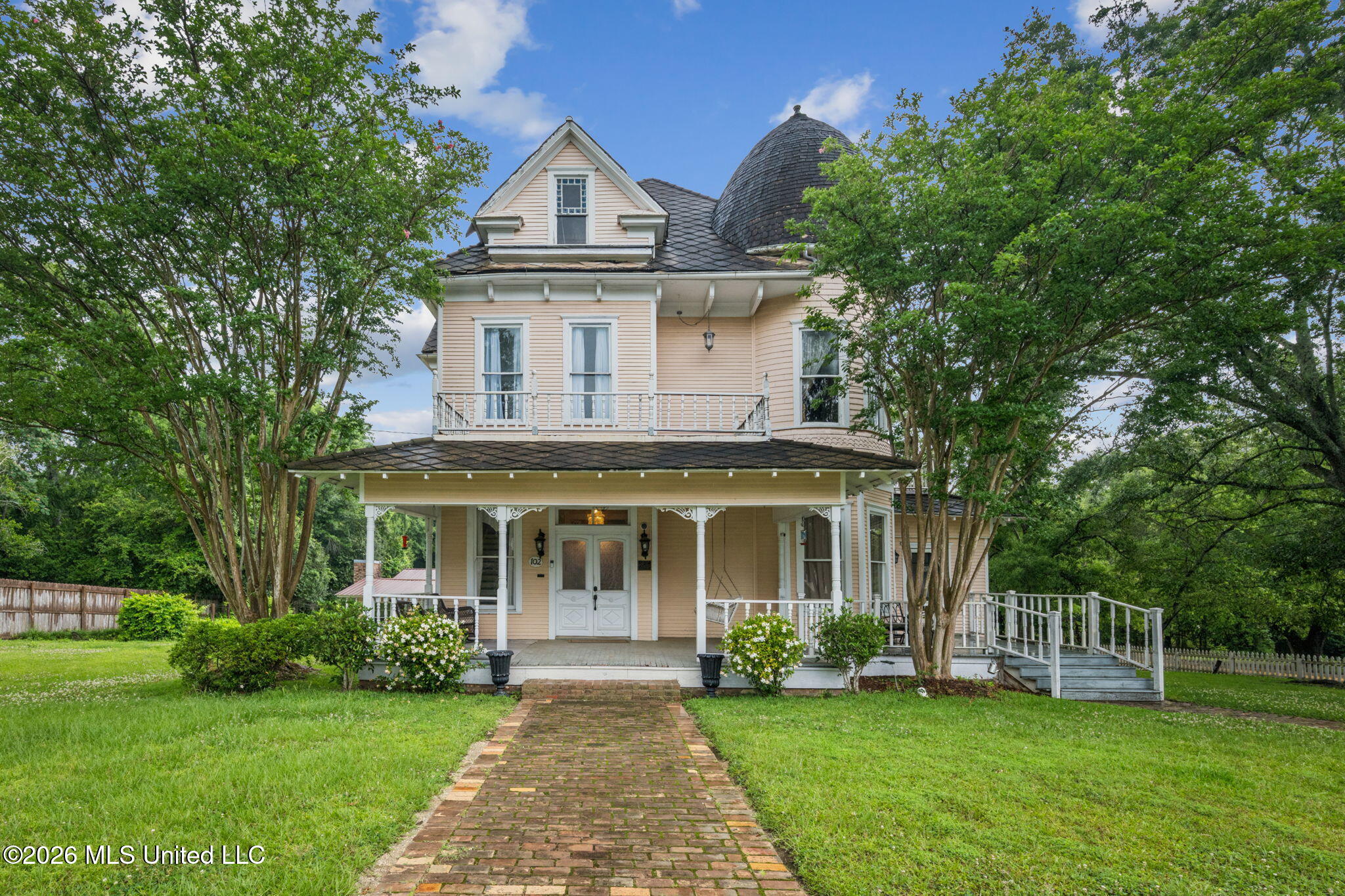 102 W Myrtle Street — photo