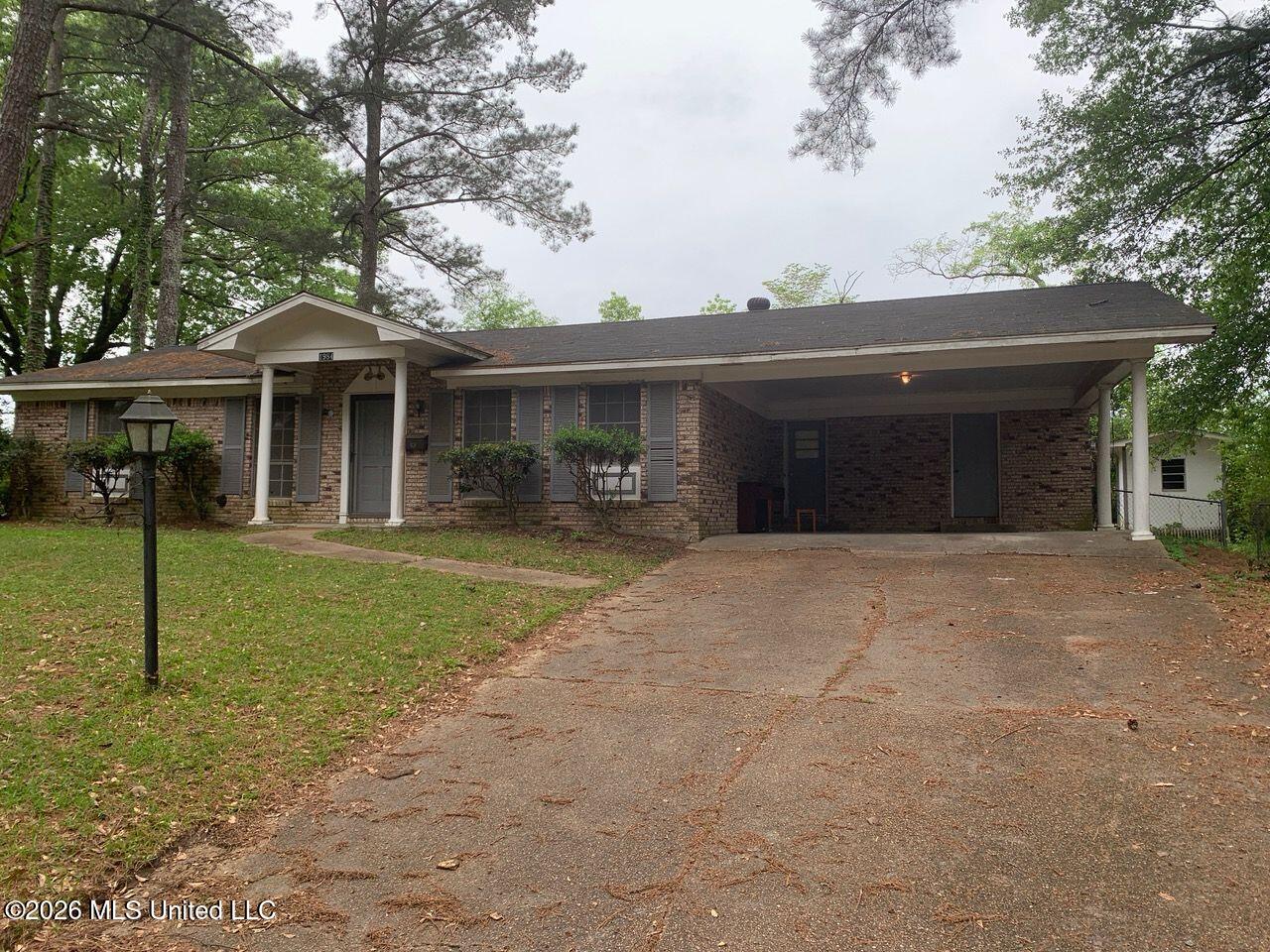 1984 Longwood Drive — photo