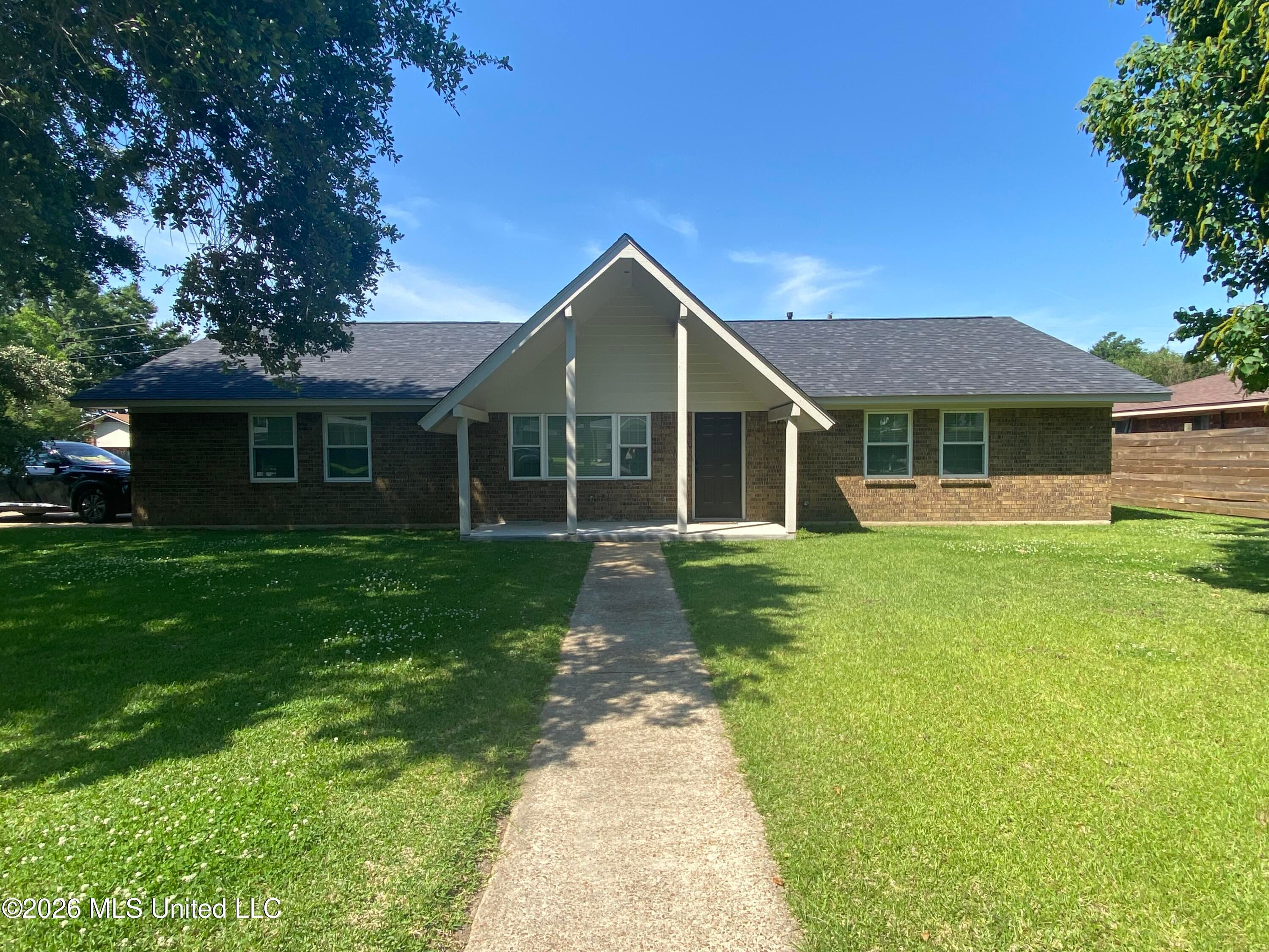 2044 Viking Street — photo