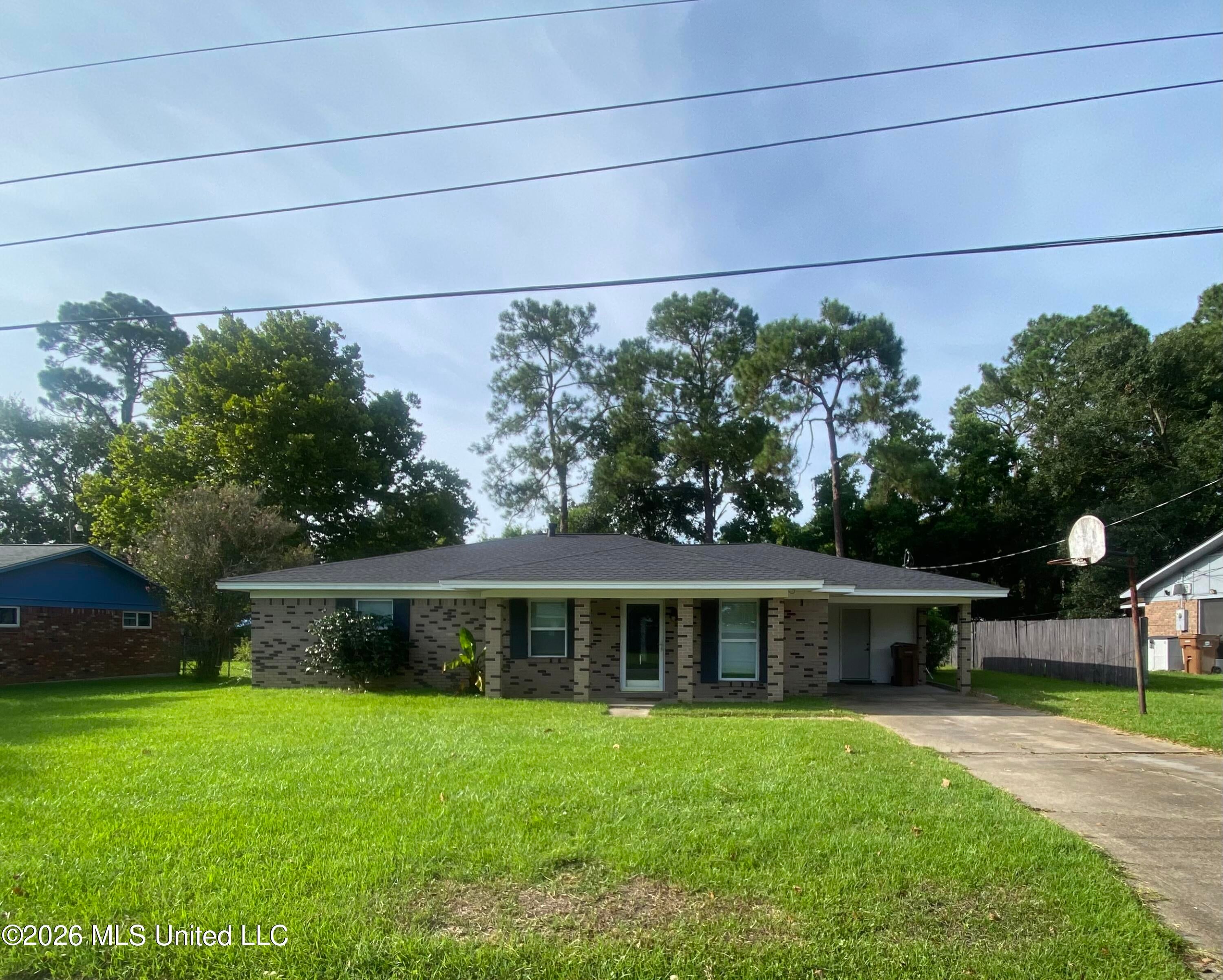 218 Alverado Drive — photo