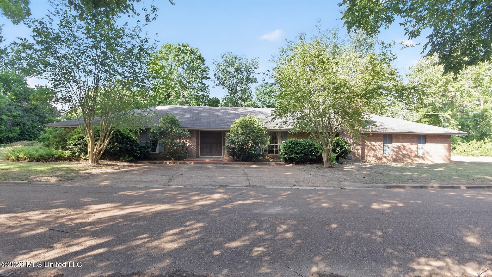1000 Pine Land Drive — photo