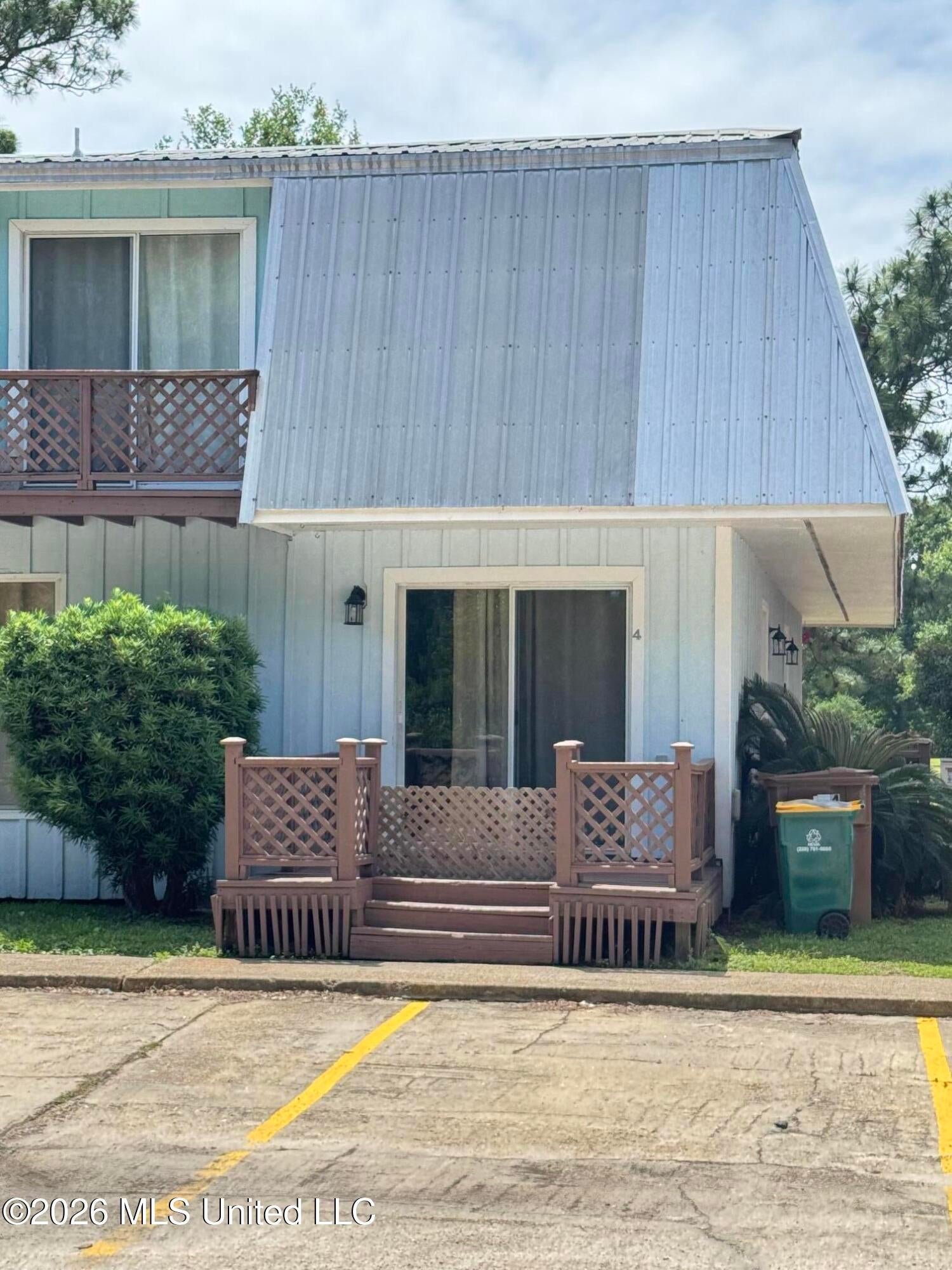 590 Royal Oak Drive — photo