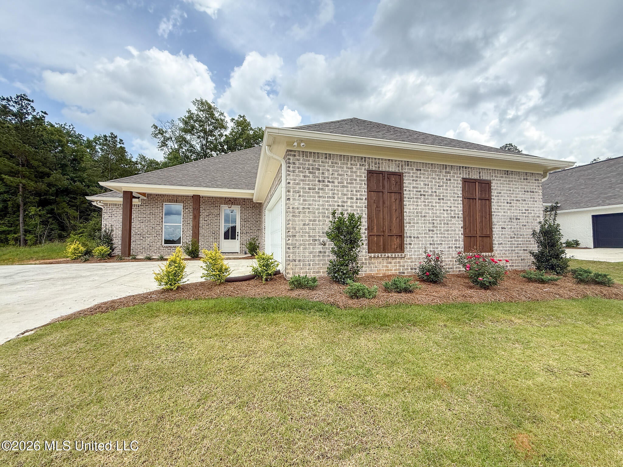 352 Oakville Circle — photo