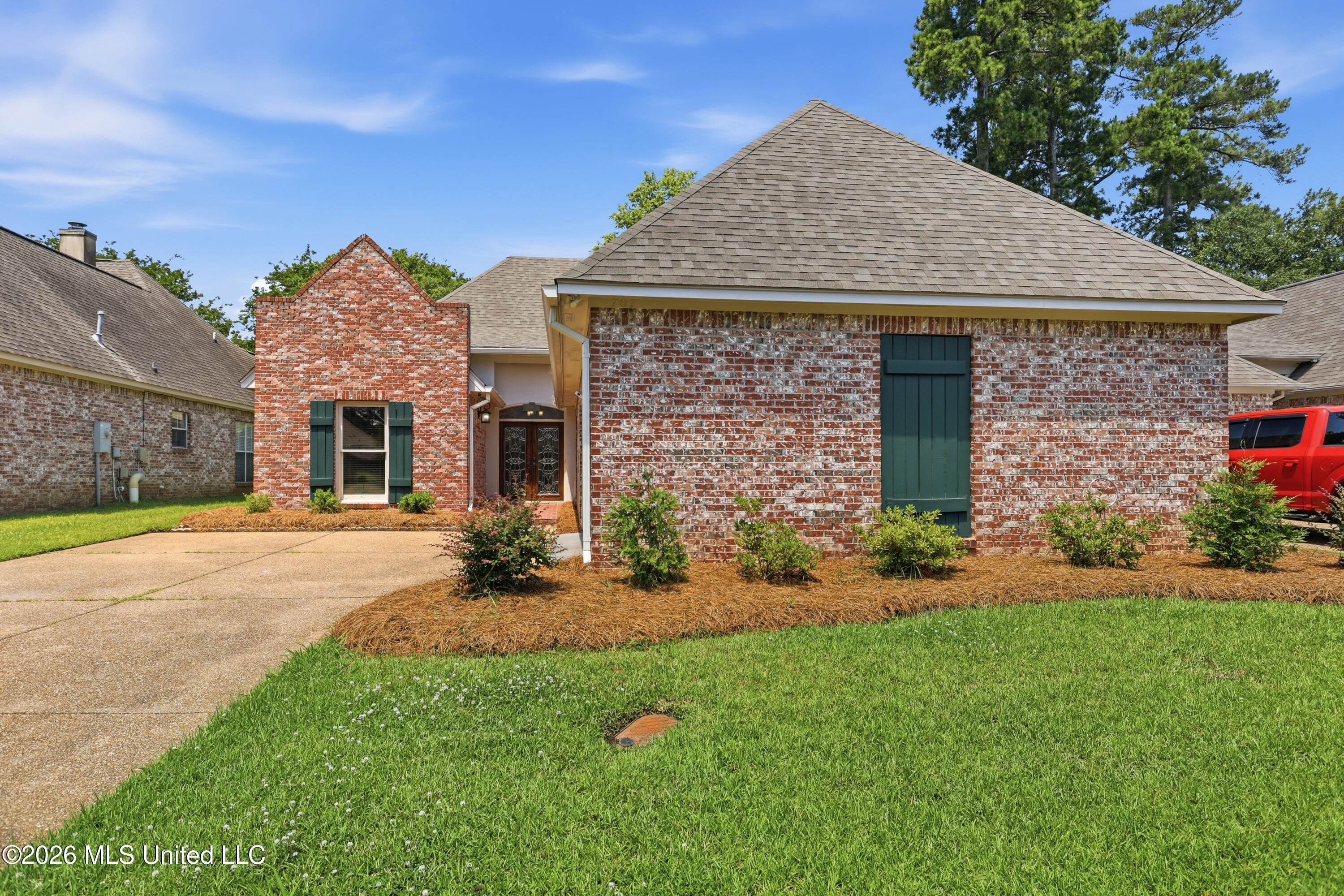 707 Versailles Drive — photo