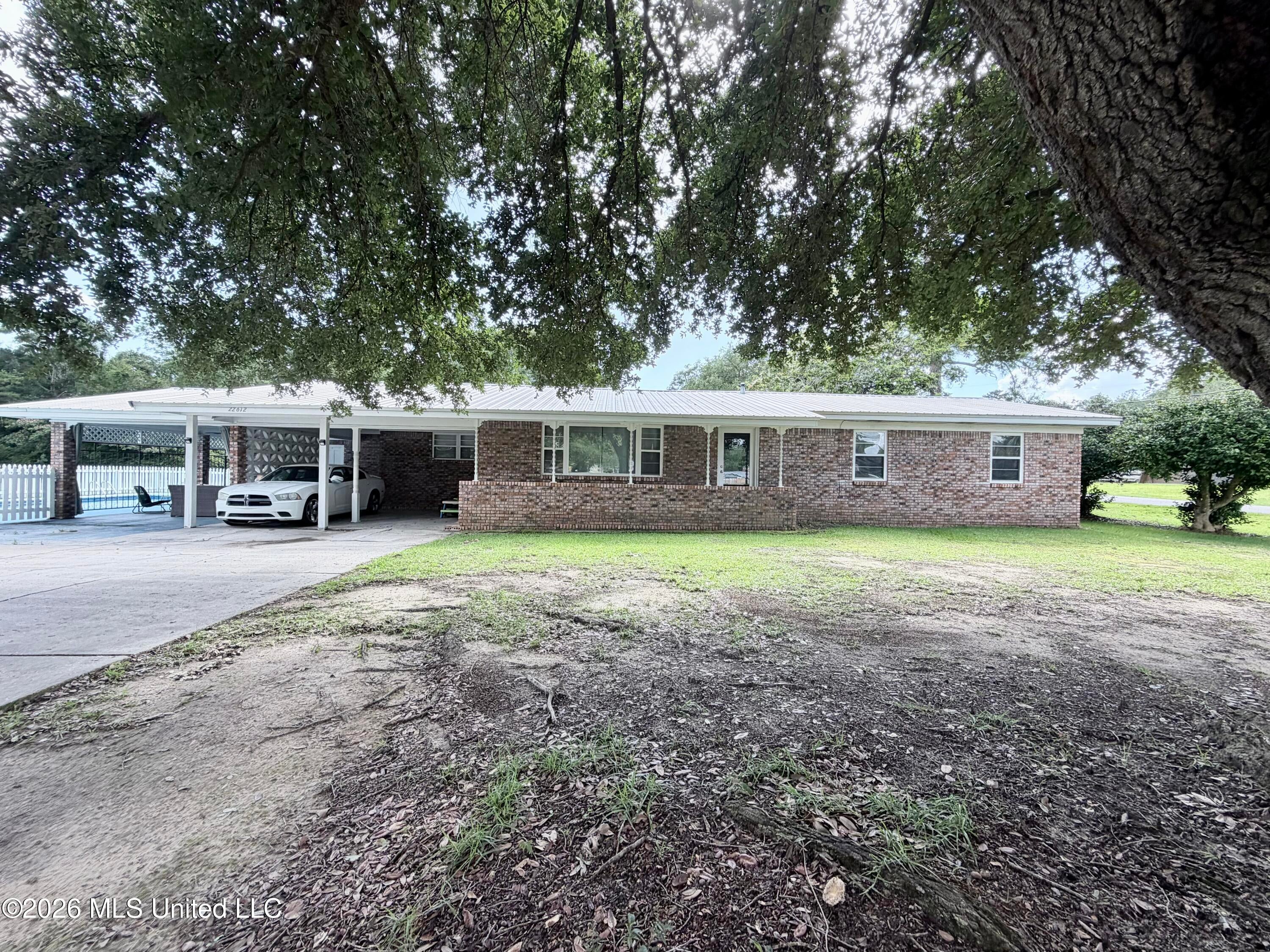 22612 Hwy 613 — photo