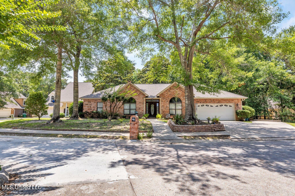 807 Woodglen Drive — photo