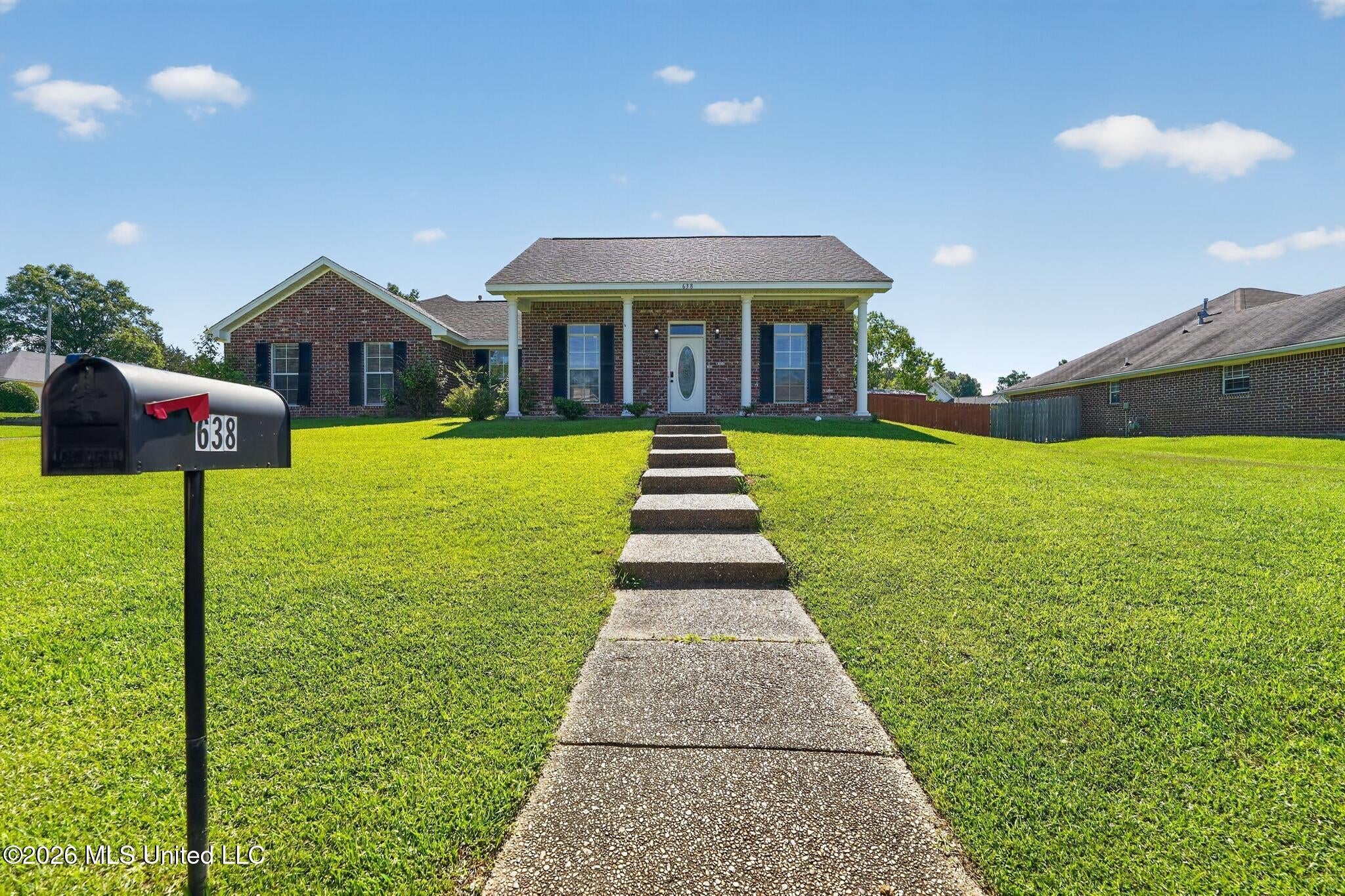 638 Oak Ridge Way — photo