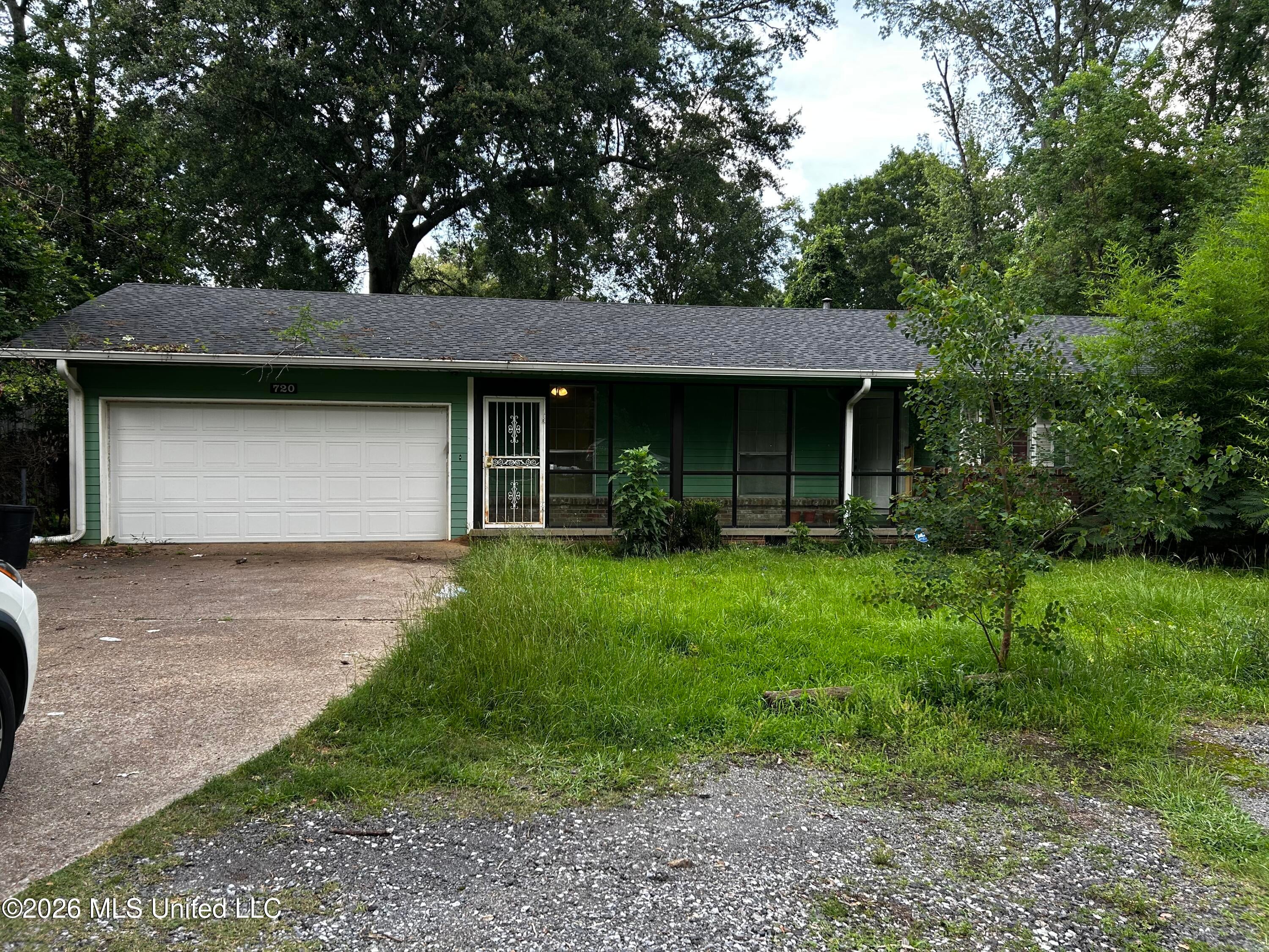 720 Colonial Circle — photo