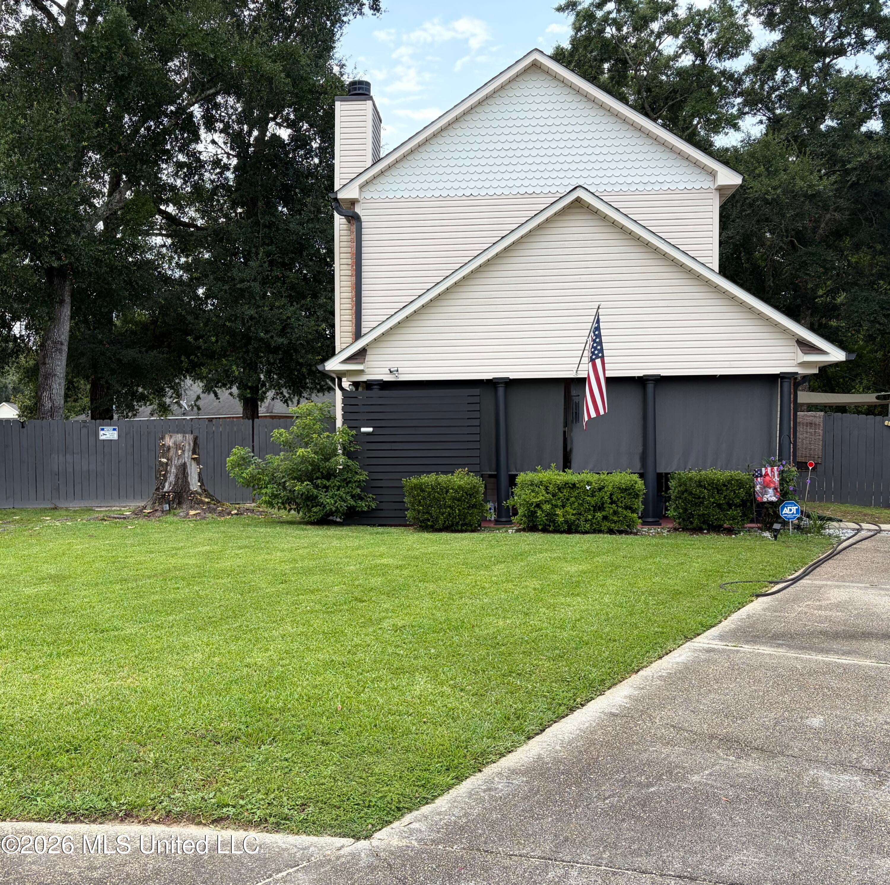 402 Saint Charles Court — photo