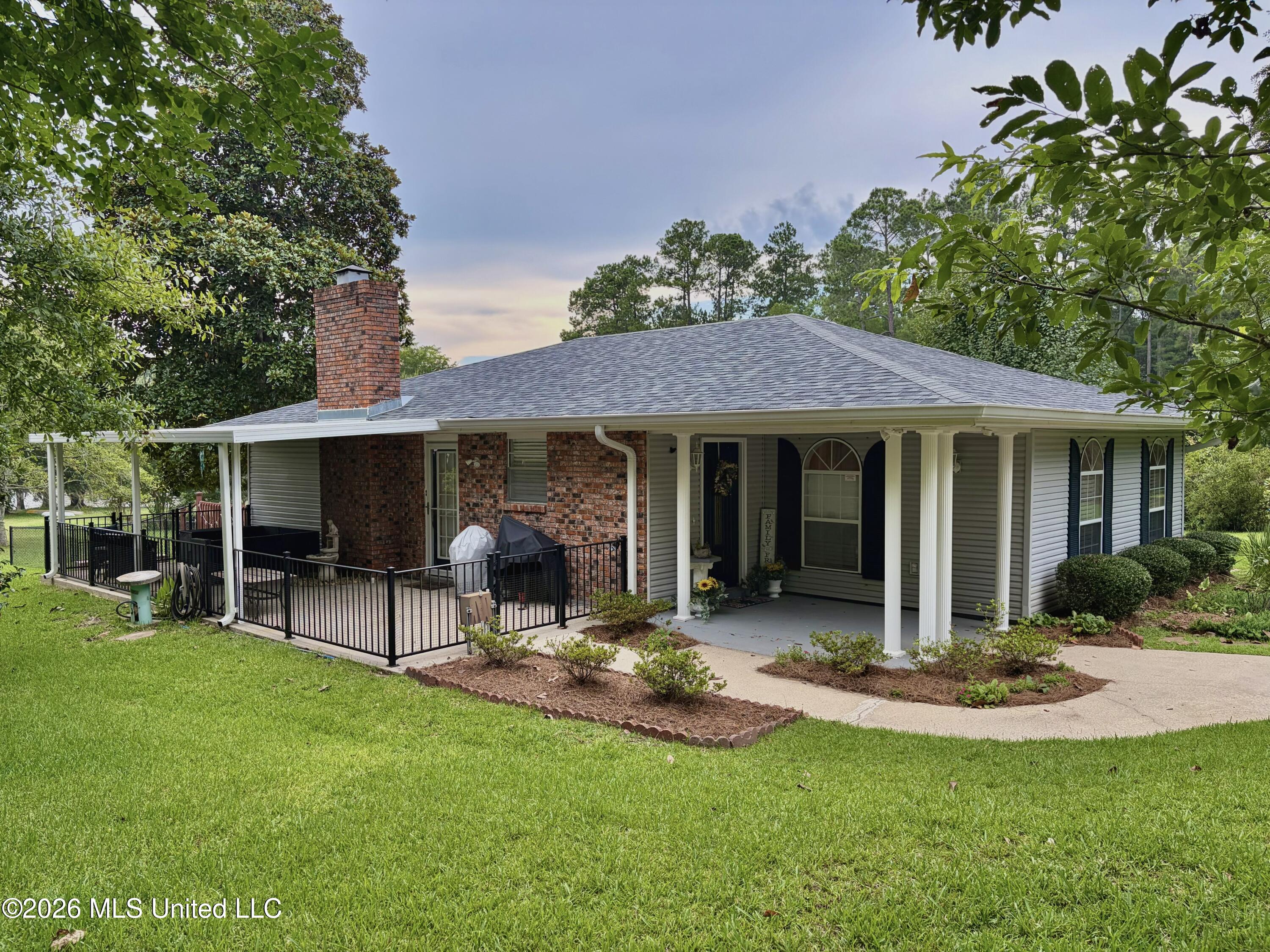 708 Lakeside Drive — photo