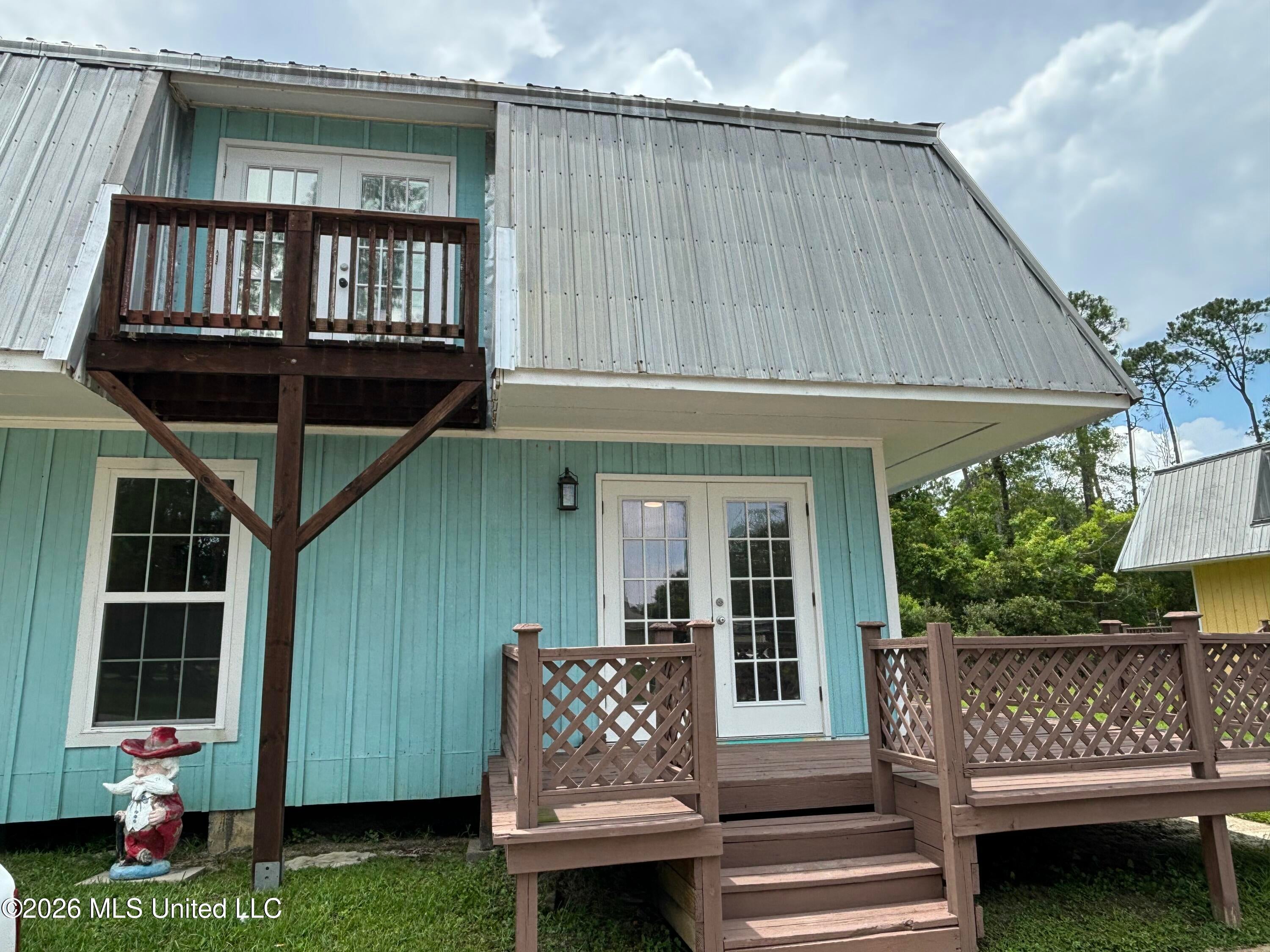 590 Royal Oak Drive — photo