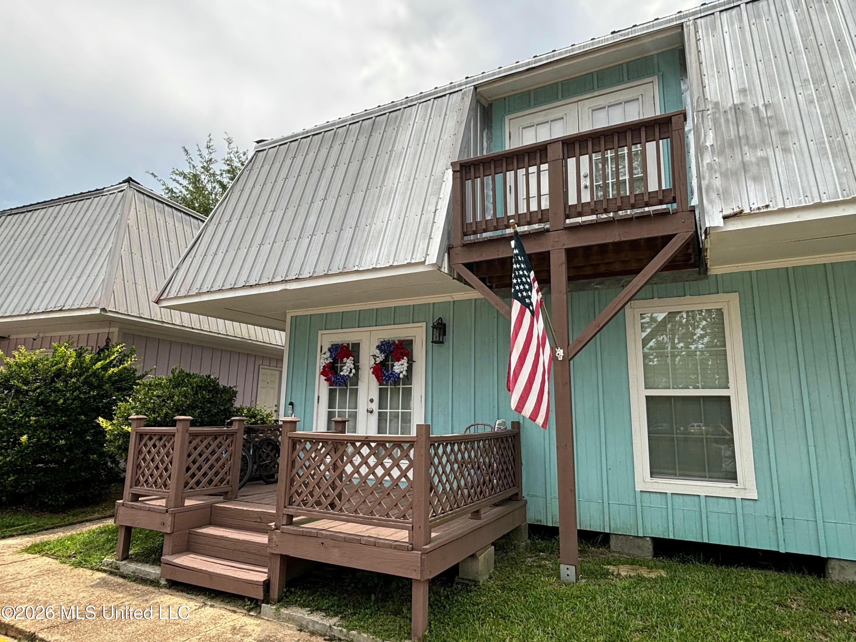 590 Royal Oak Drive — photo