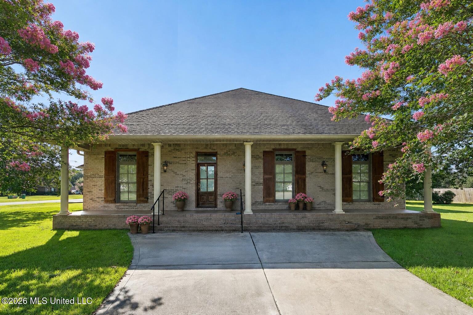 18254 Robinwood East Drive — photo