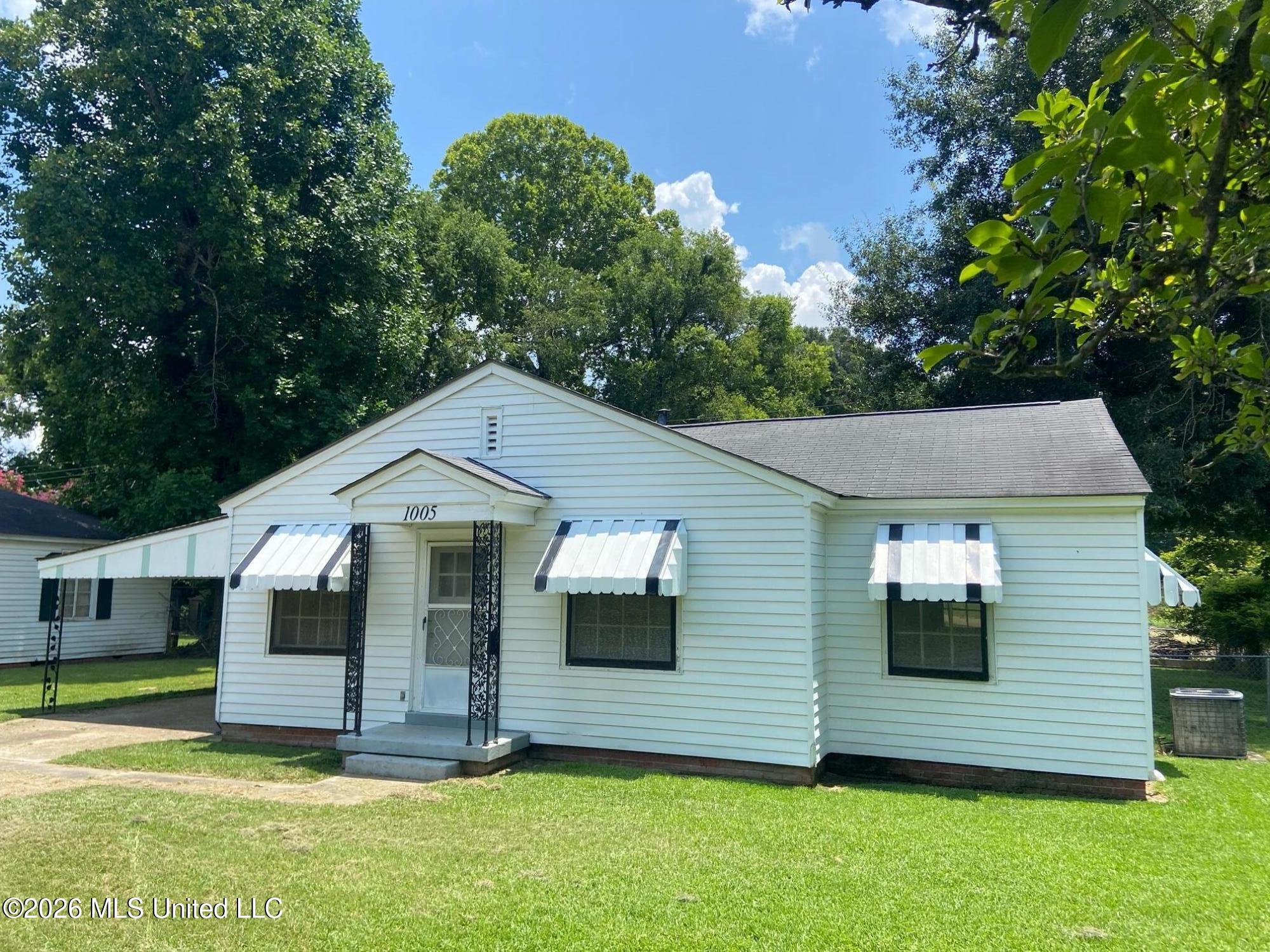 1005 Eastwood Road — photo