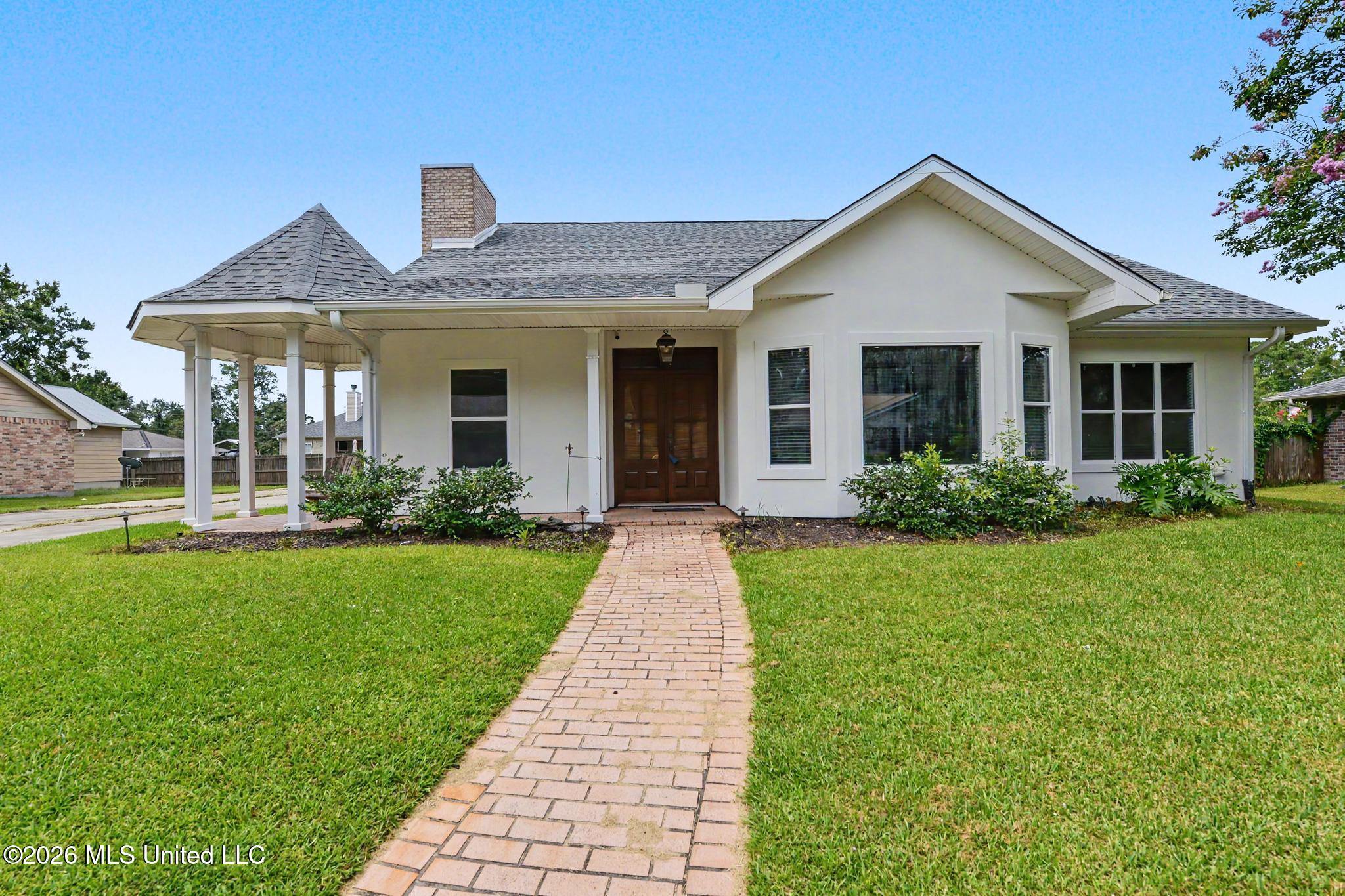 246 Pine Driveway — photo