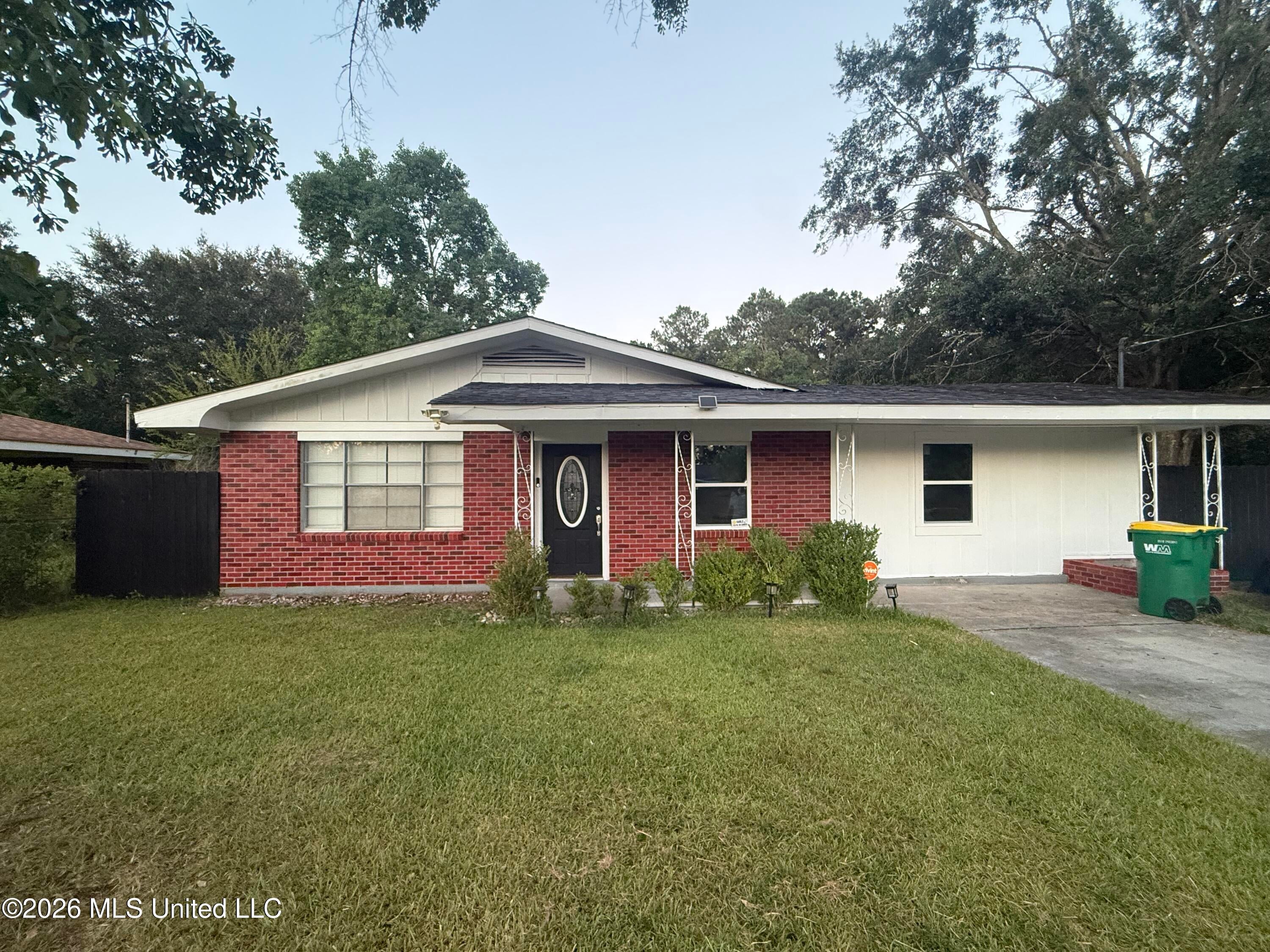 10616 Oak Street — photo