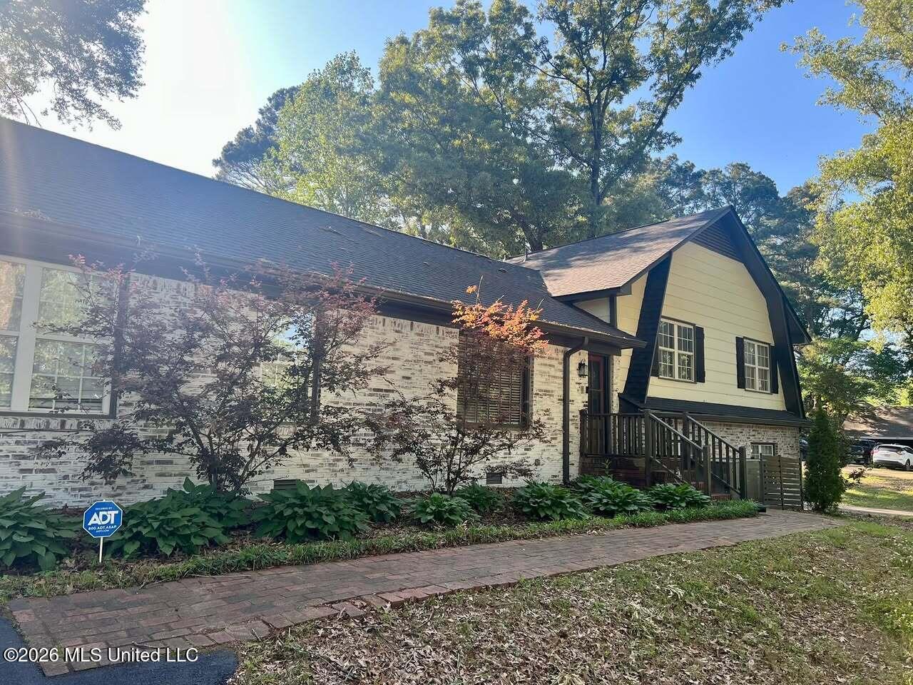 696 Country Club Drive — photo