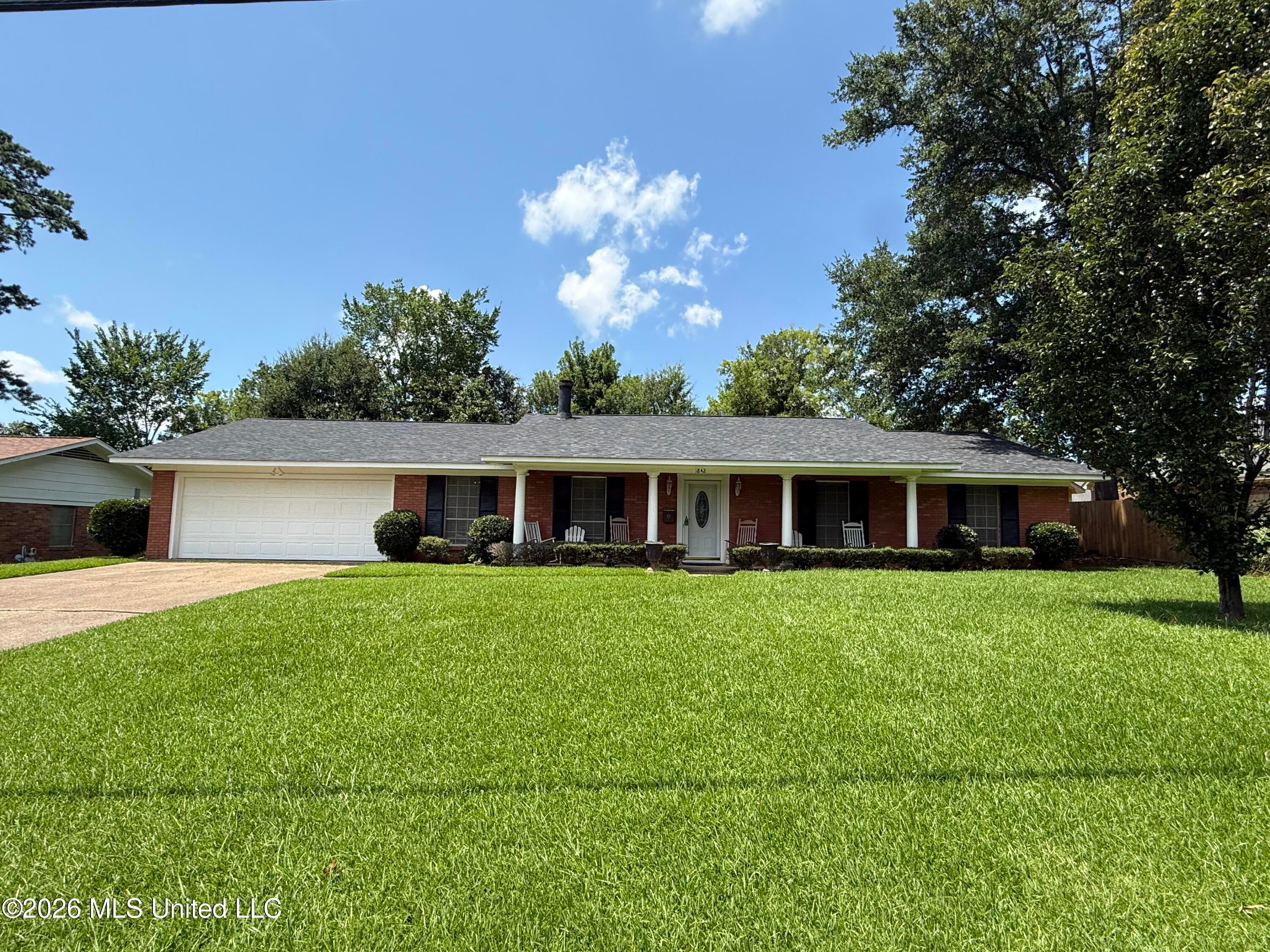 1842 Lake Trace Drive — photo
