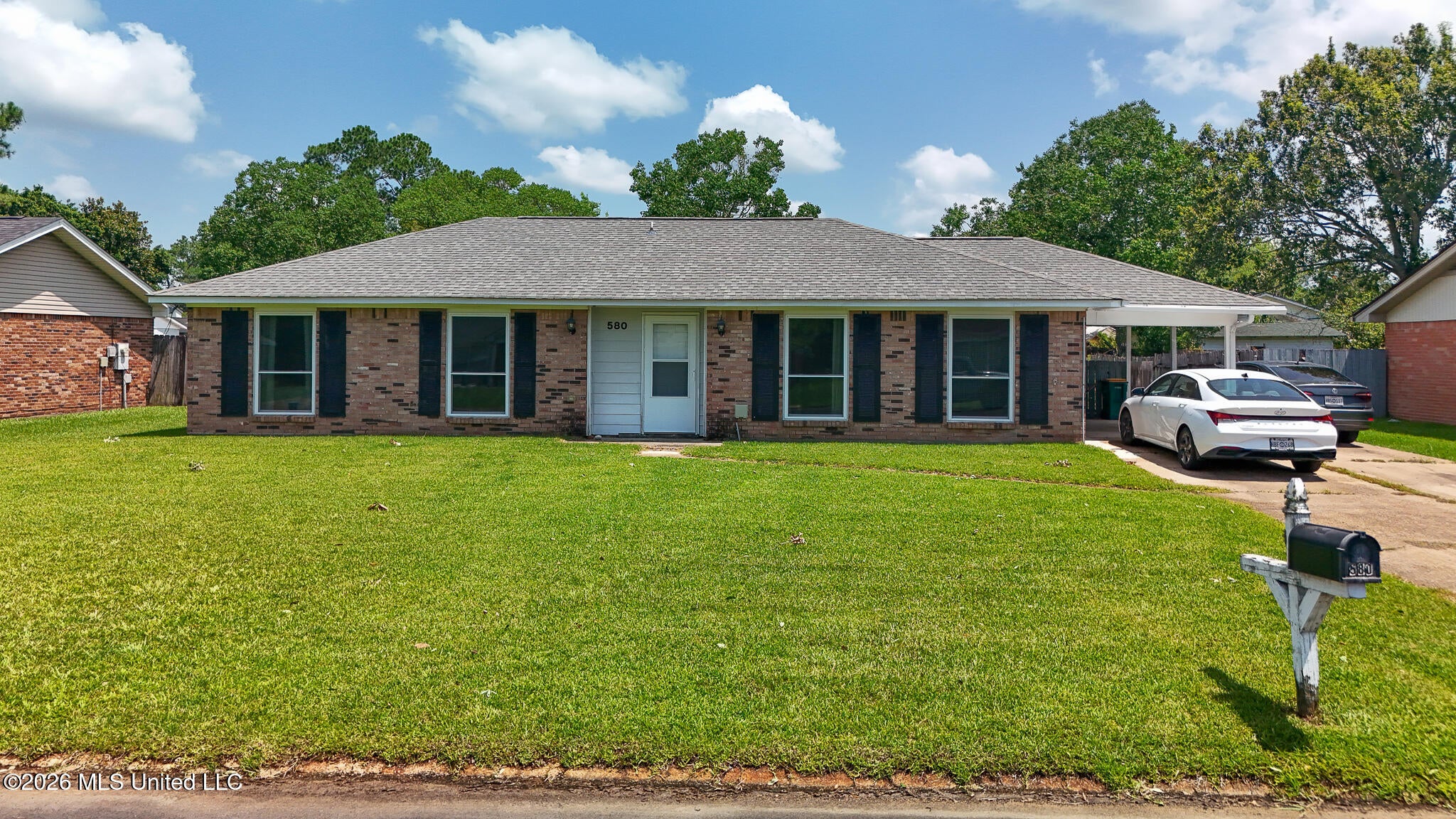 580 Nadine Dr — photo