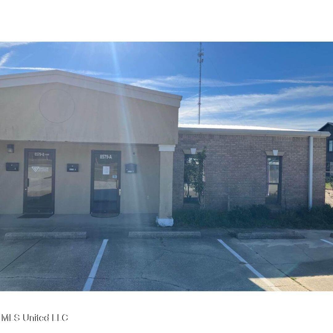8579 W Oaklawn Road — photo