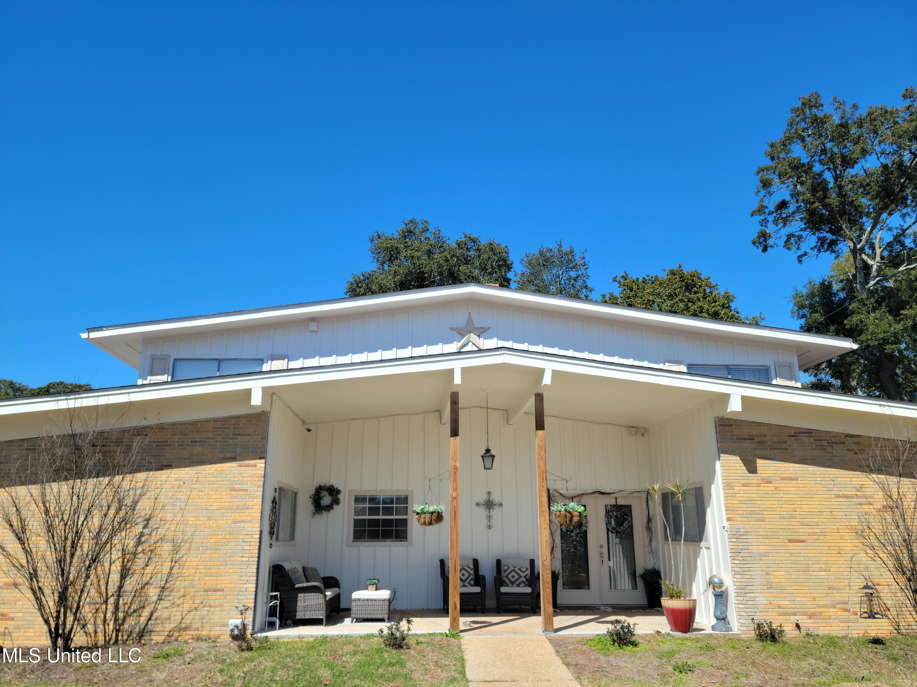 303 Pinewood Circle — photo