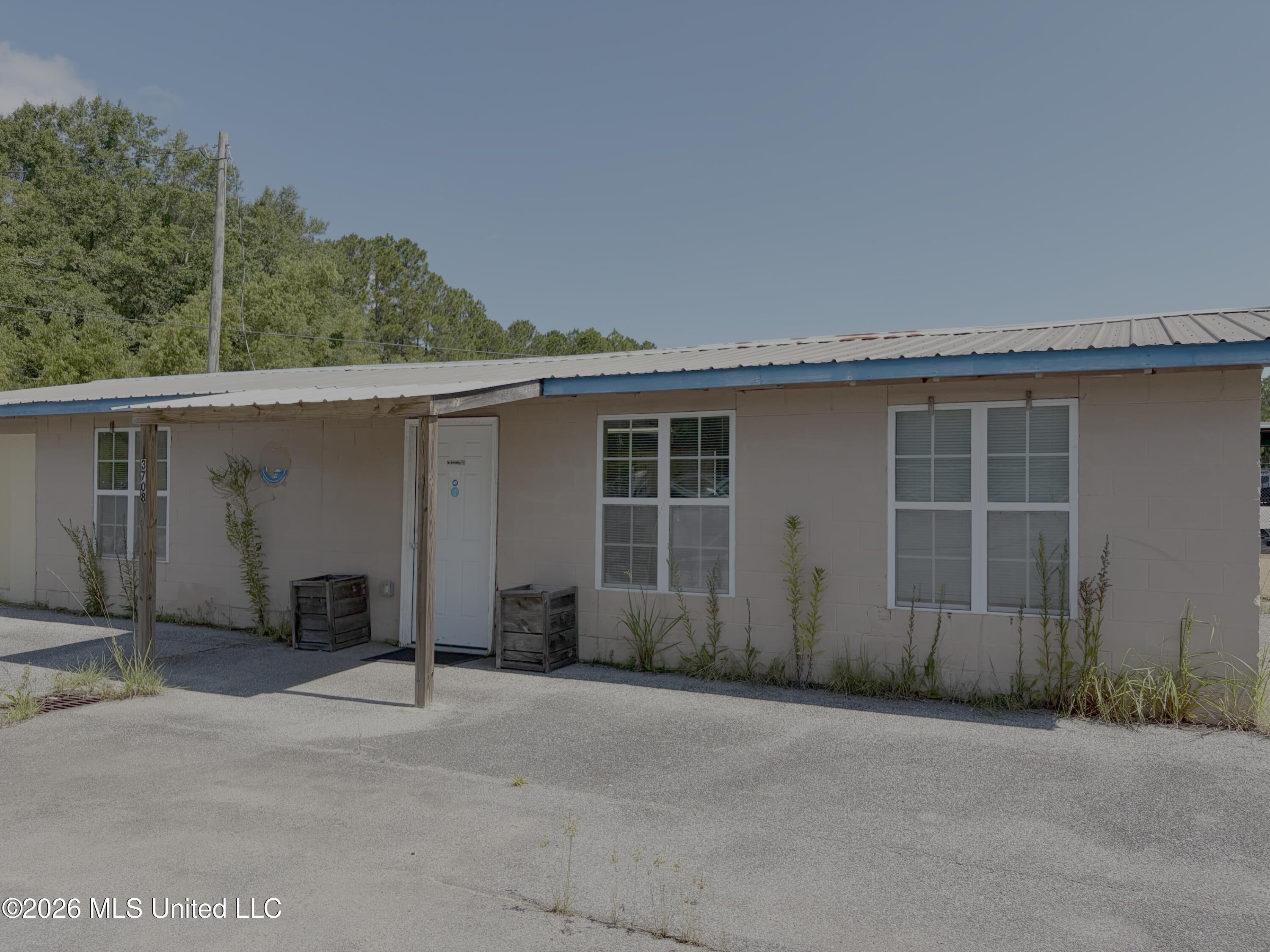 3708 Highway 90 — photo