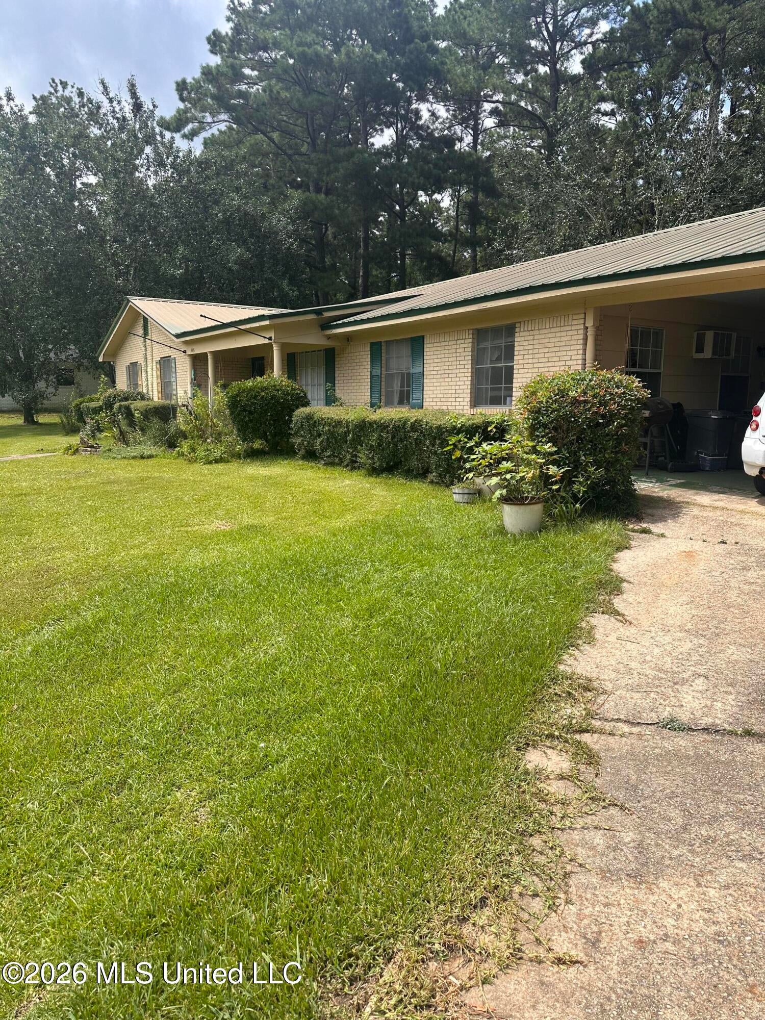605 Pinewood Drive — photo