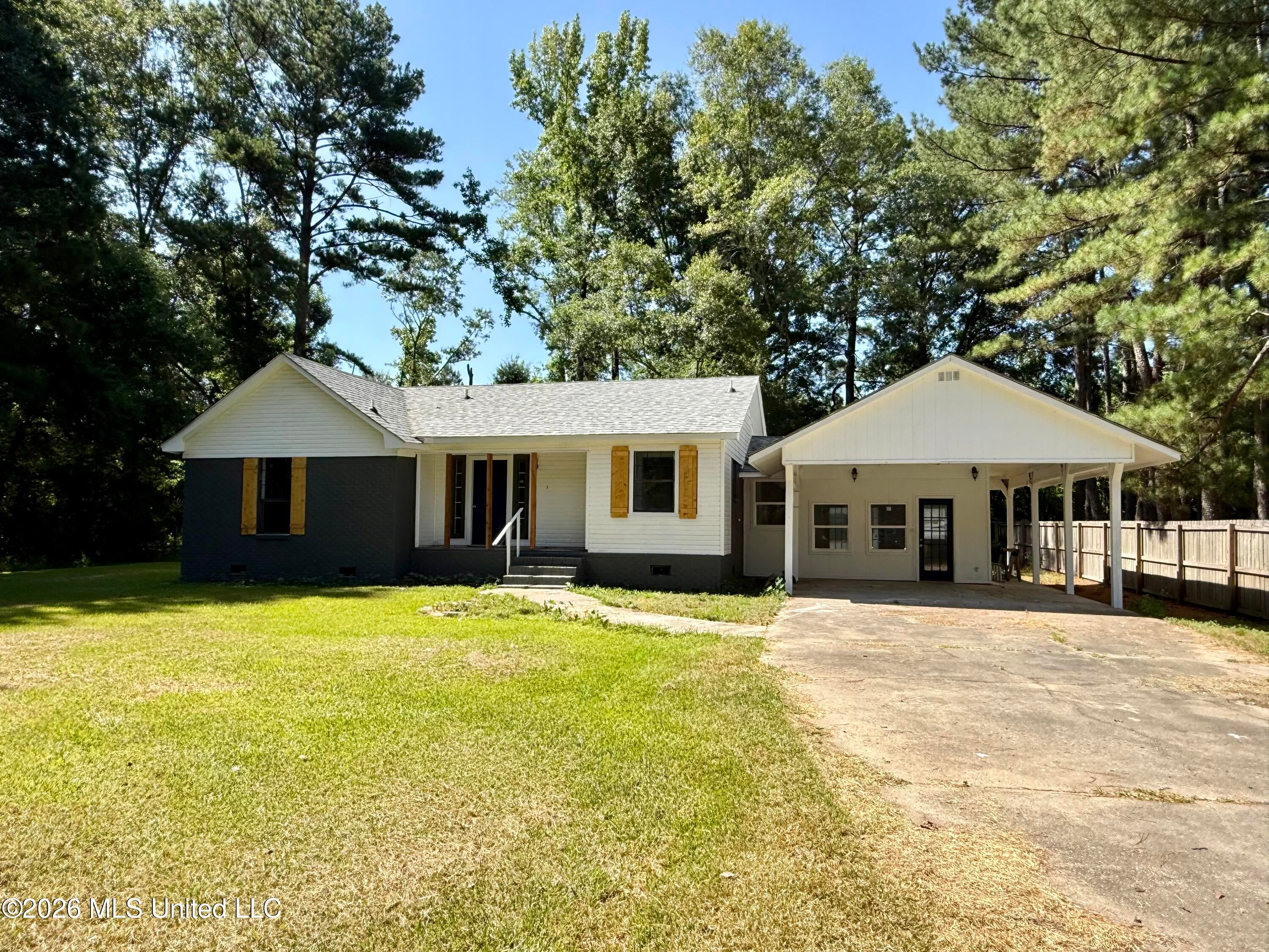 912 River Road Est — photo