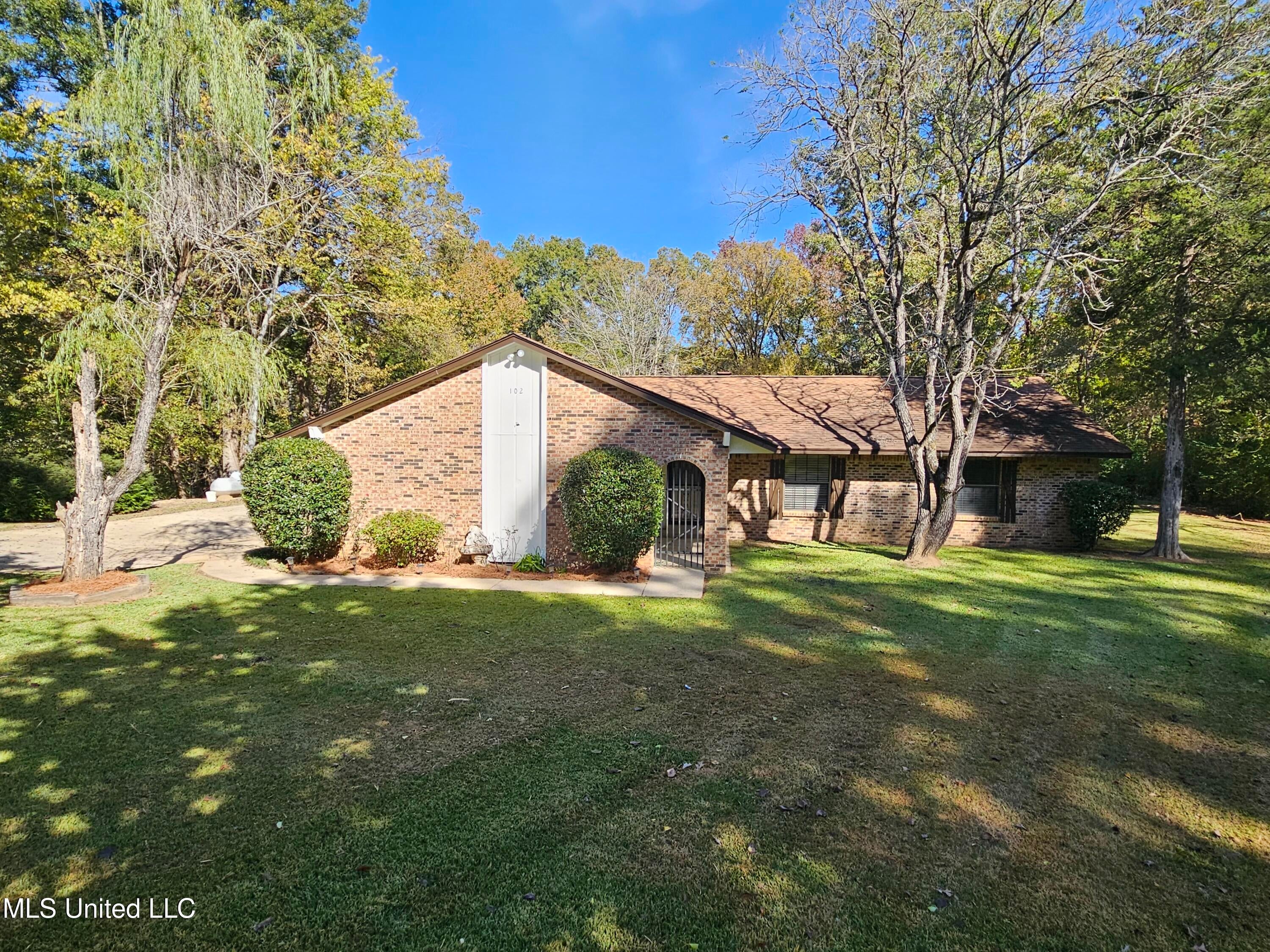 102 Magnolia Circle — photo