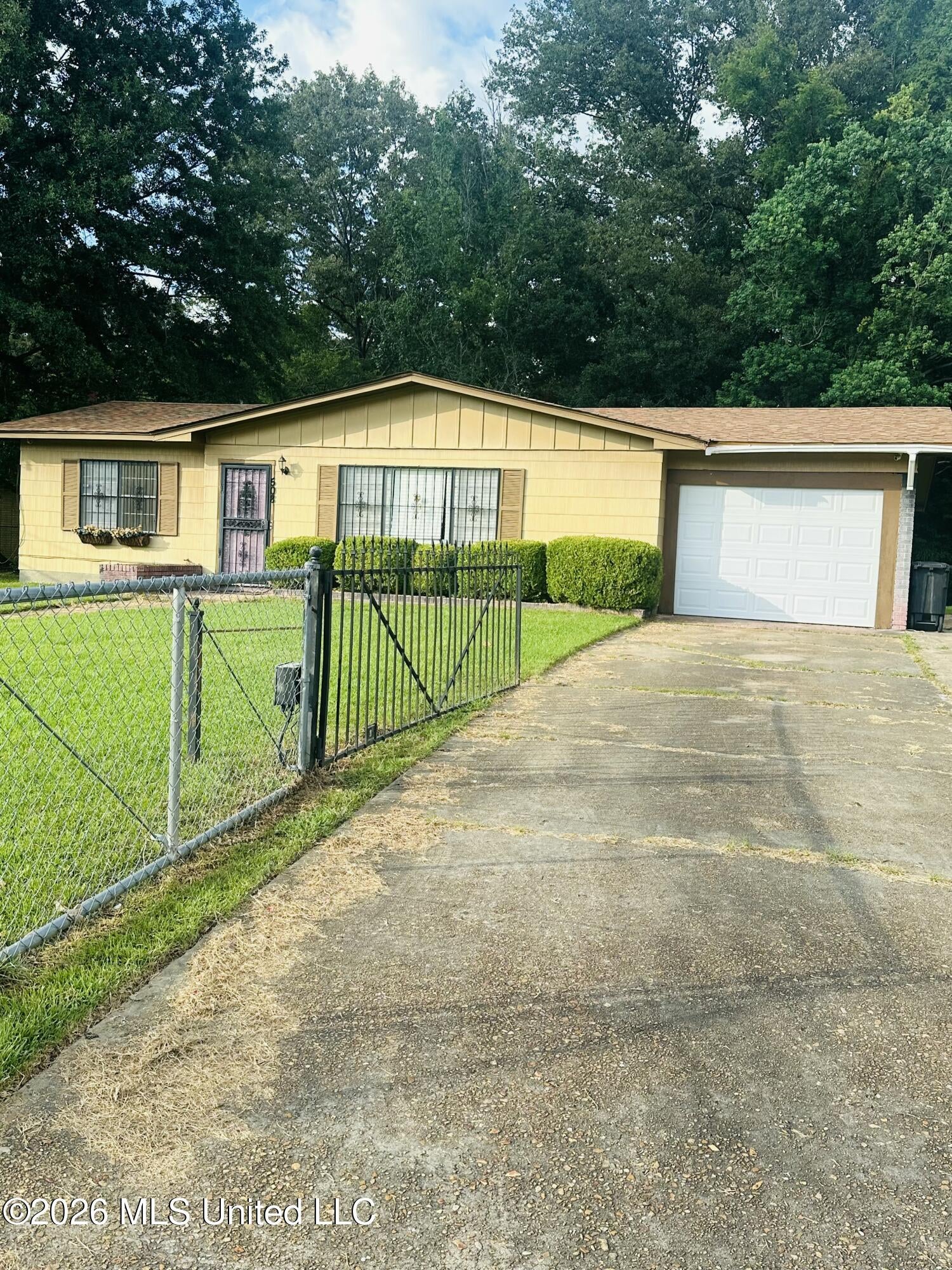 508 Queen Park Circle — photo