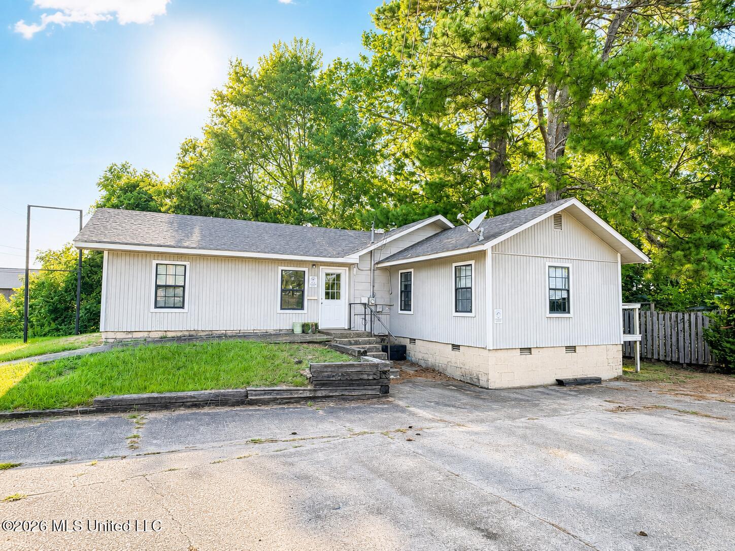 830 Lakeview Drive — photo