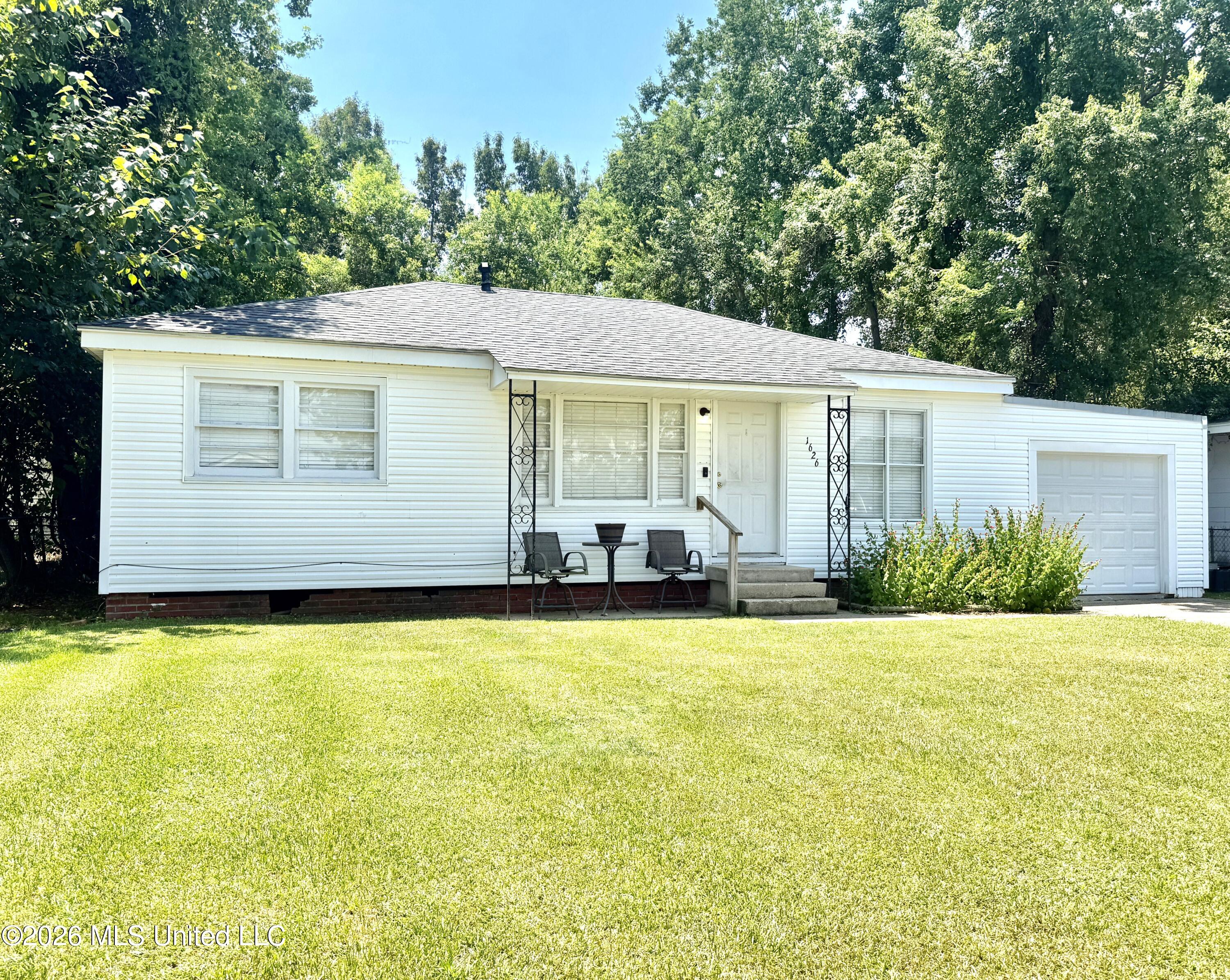1626 Camellia Street — photo