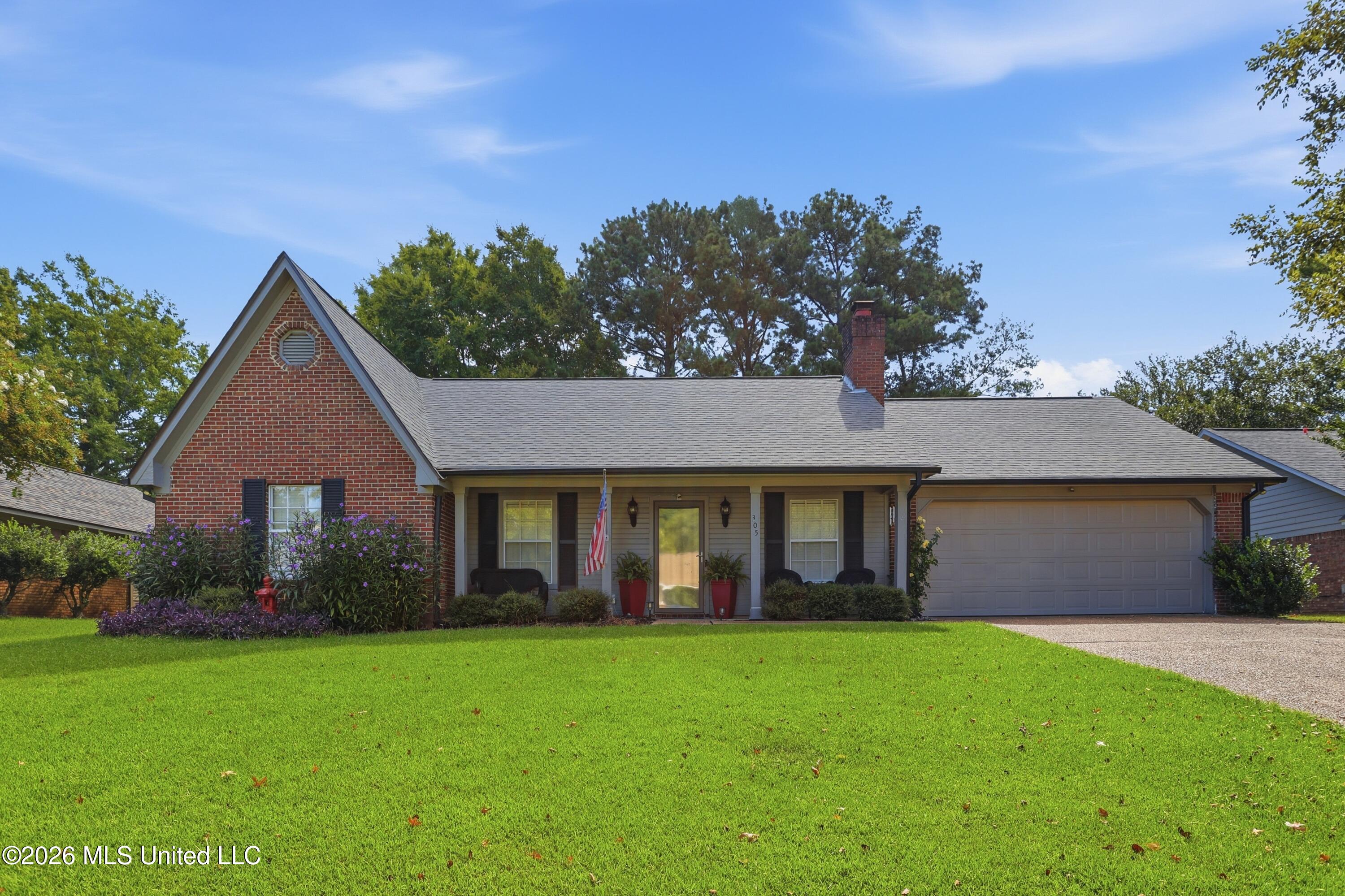 305 Mockingbird Lane — photo