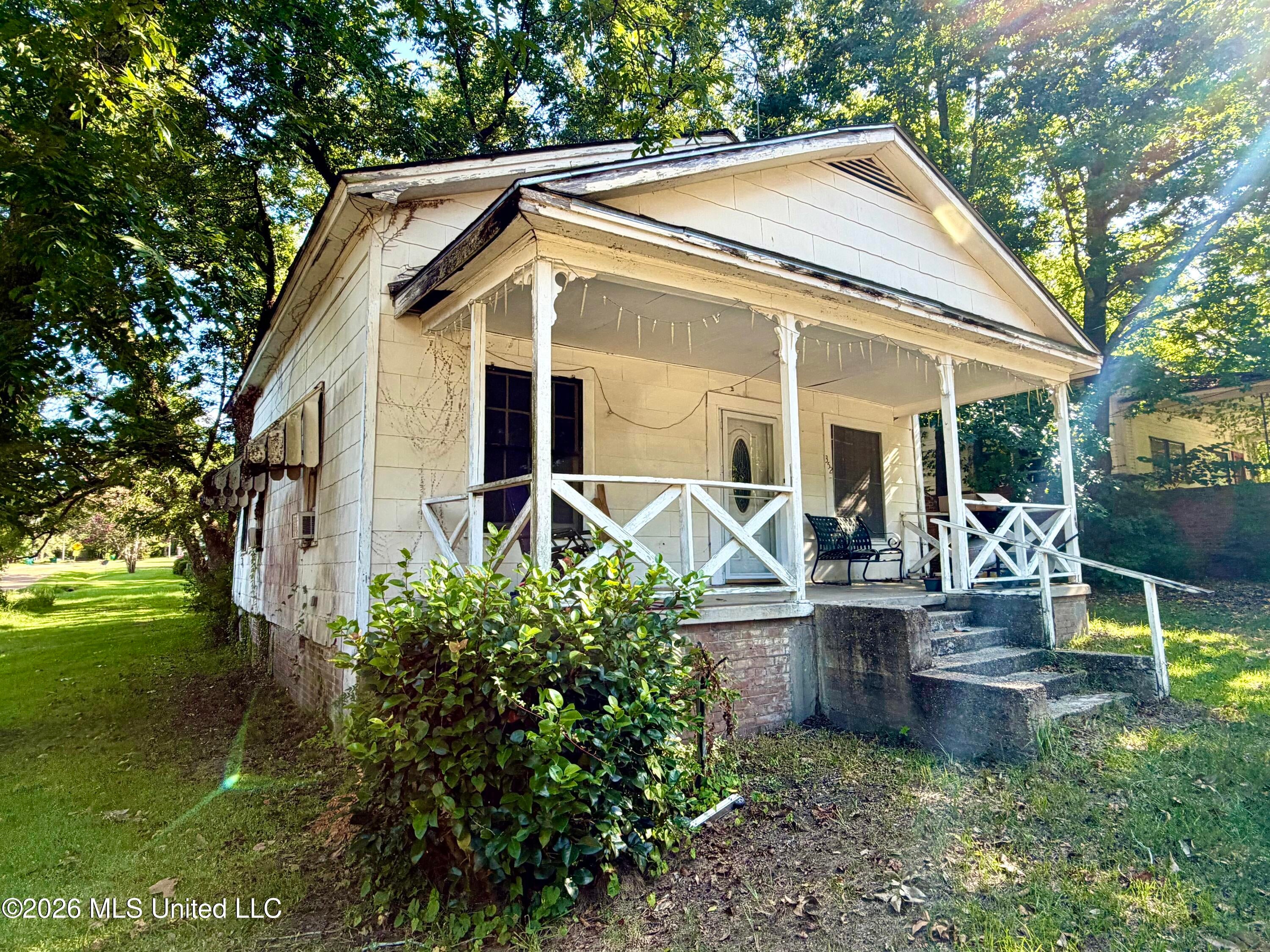 352 Mary Street — photo
