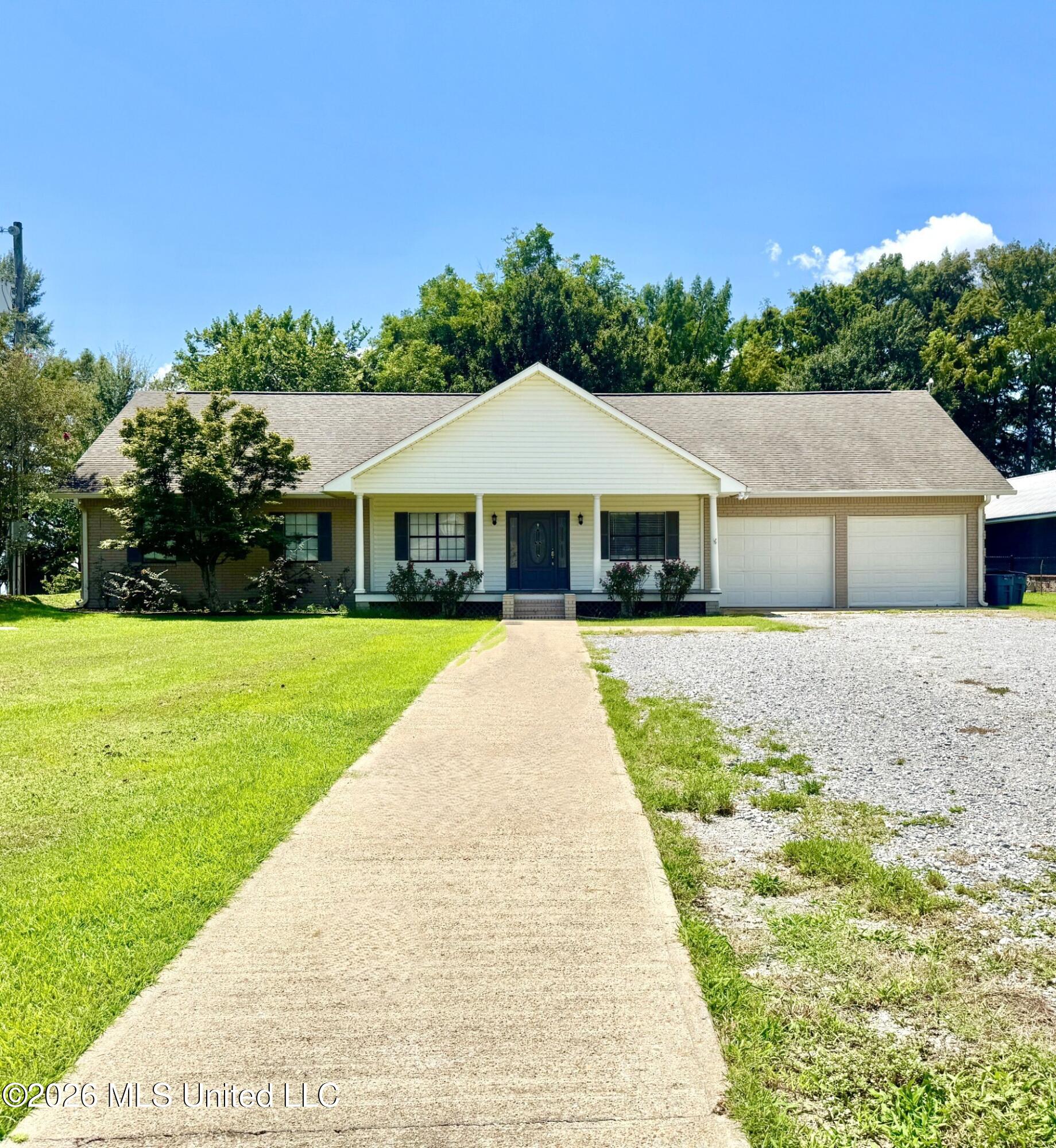 3324 Highway 569 — photo