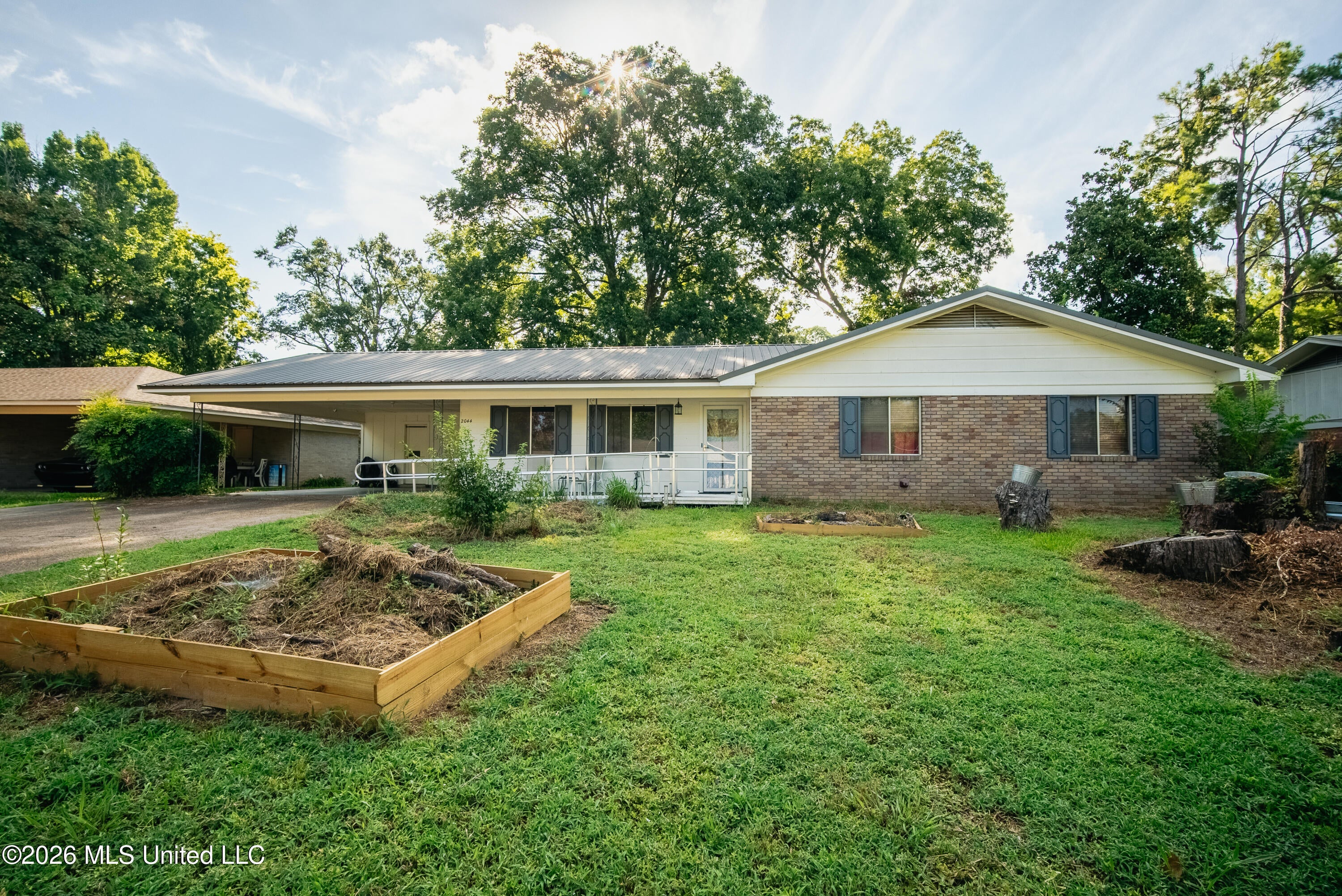 2044 Country Club Drive — photo