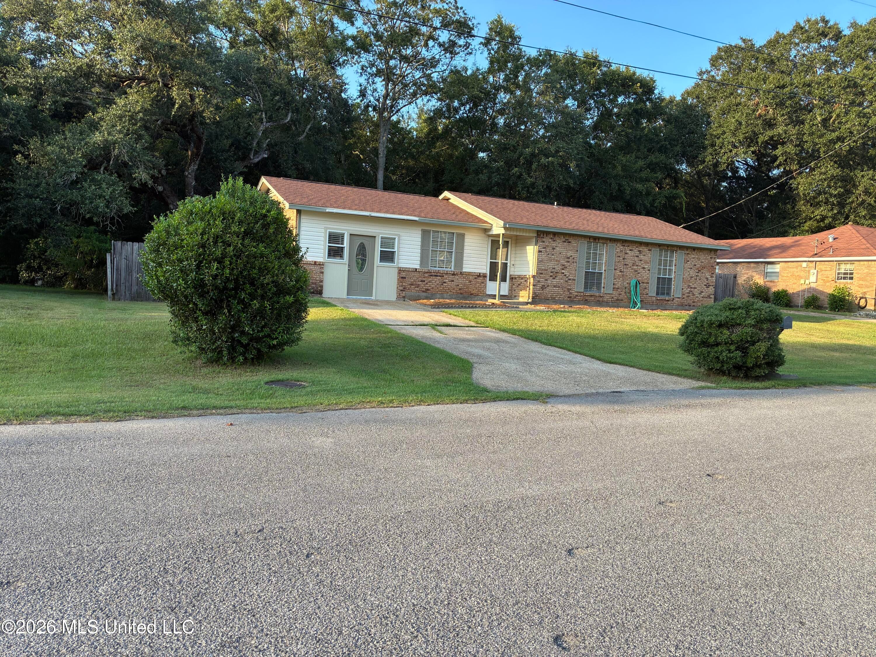 3201 Riverbend Road — photo