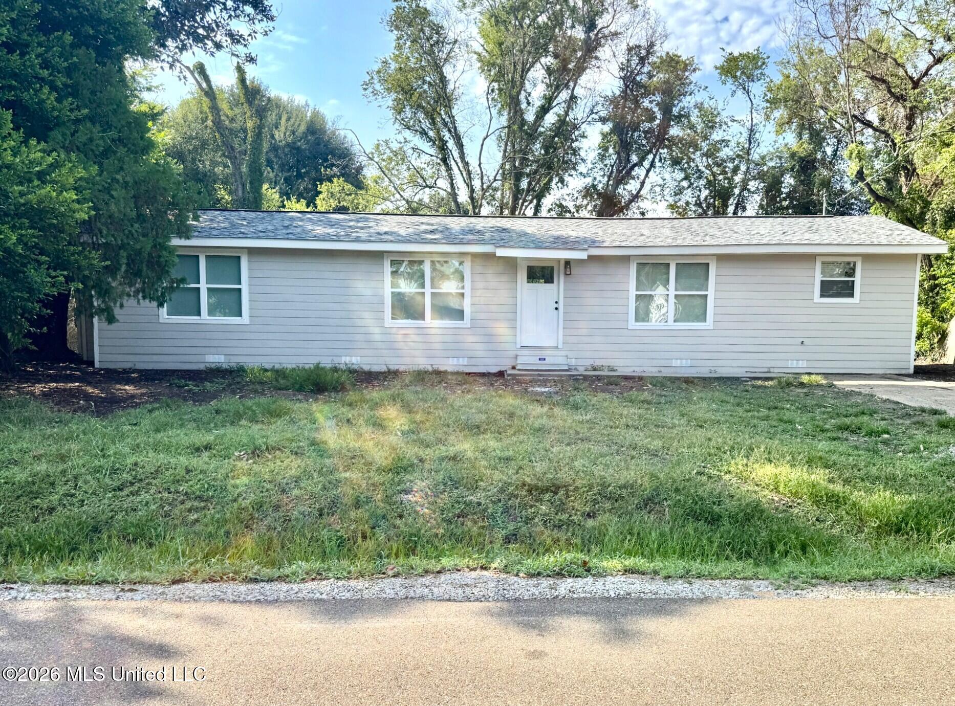 209 Crestview Drive — photo