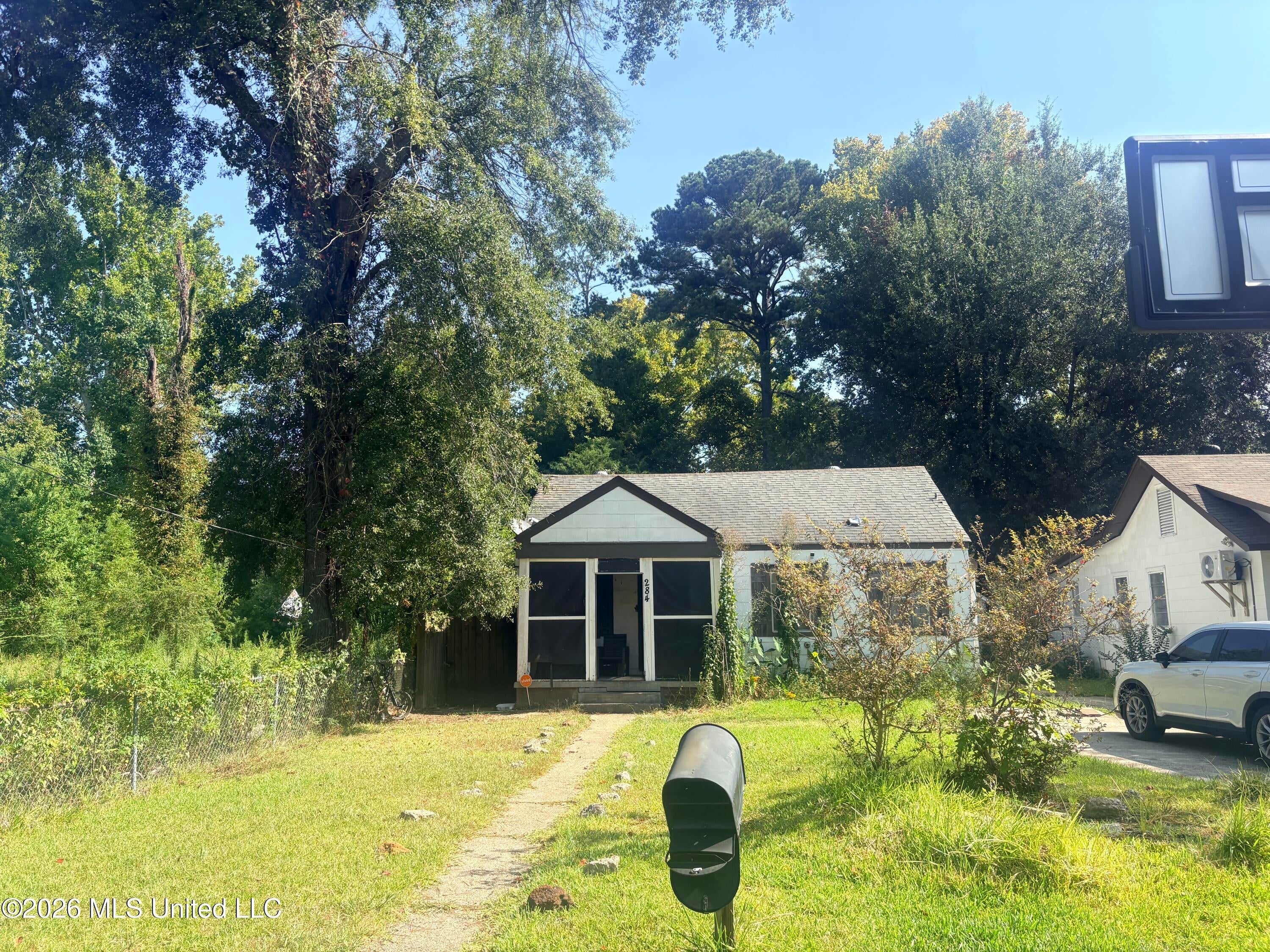 284 S Redwood Avenue — photo