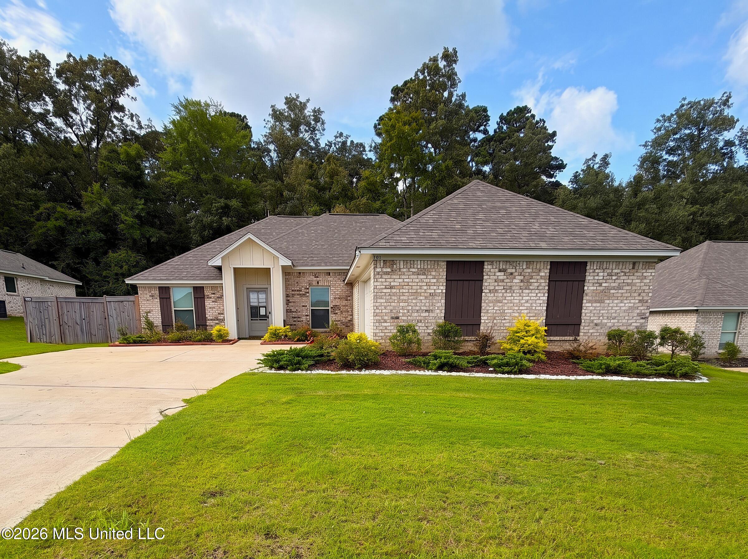 141 Allie Lane — photo