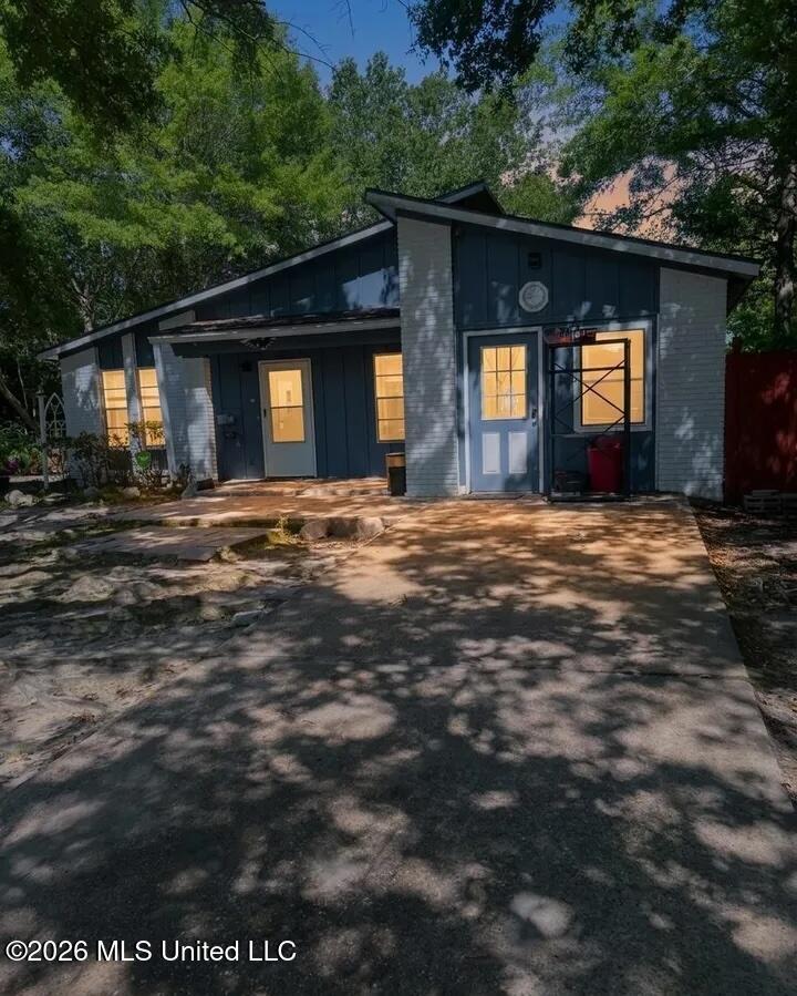 916 E Birch Drive — photo