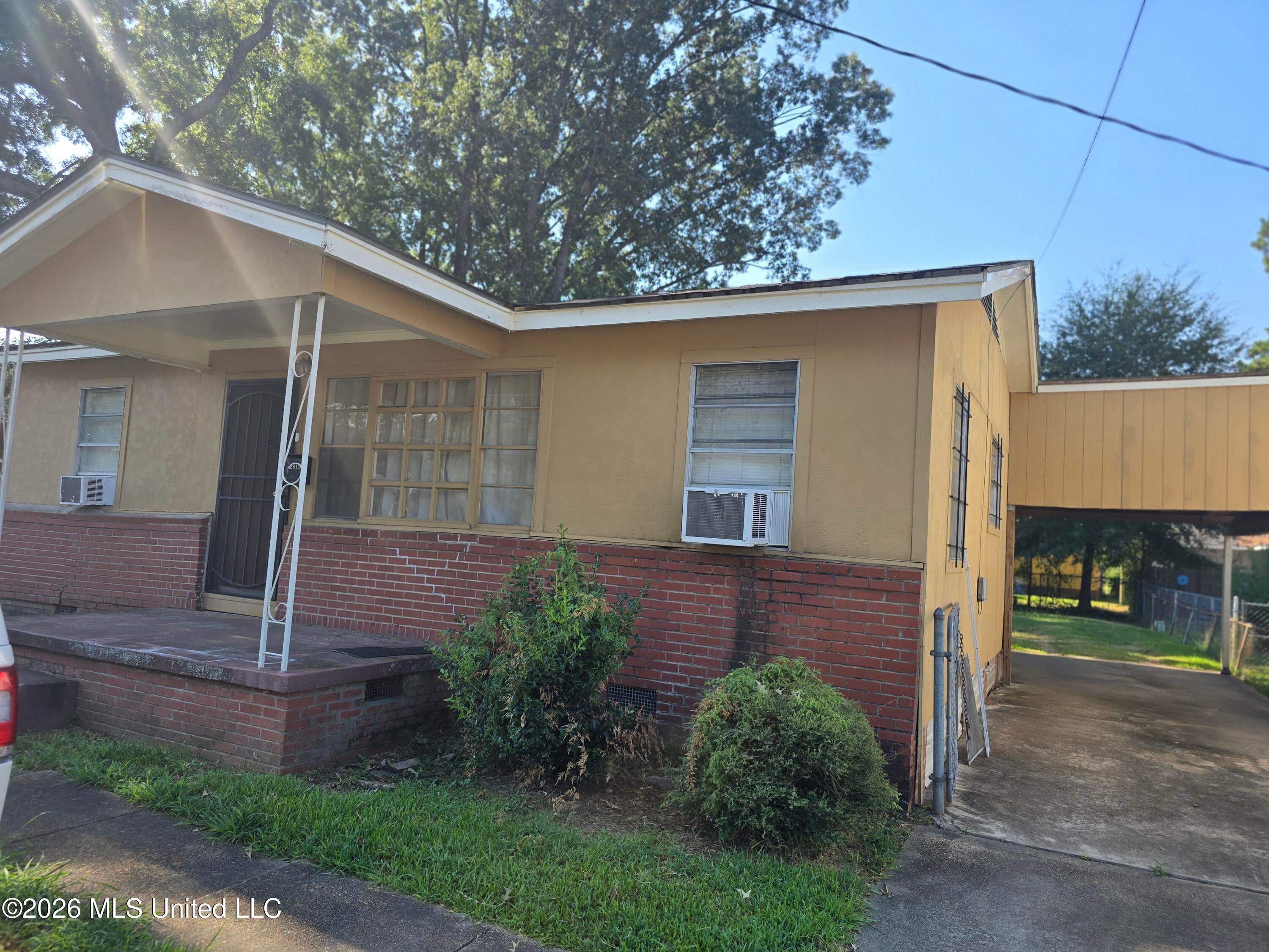 2013 W Ridgeway Street — photo