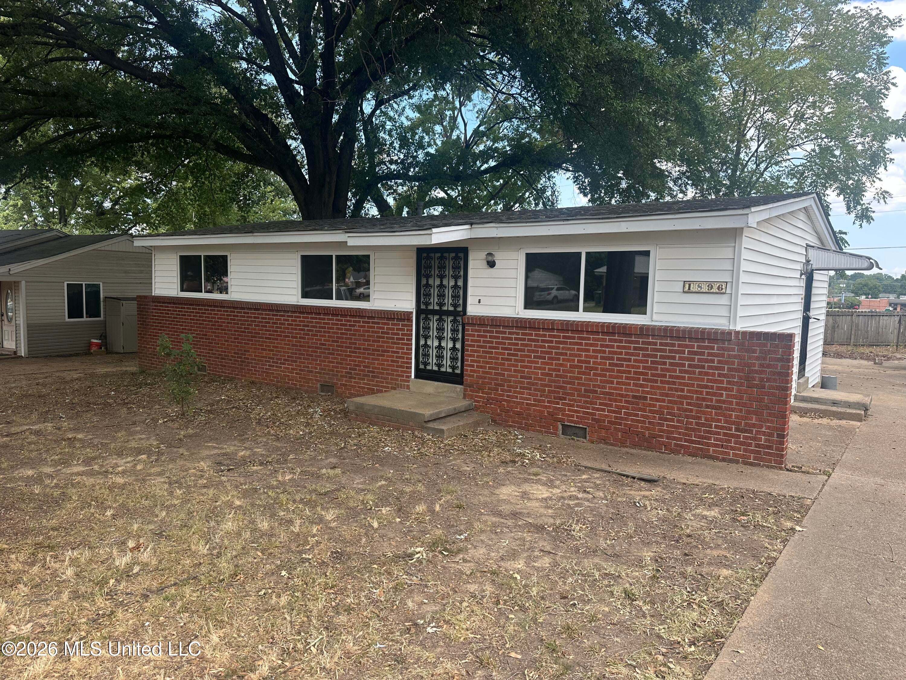1896 N Southaven Circle — photo