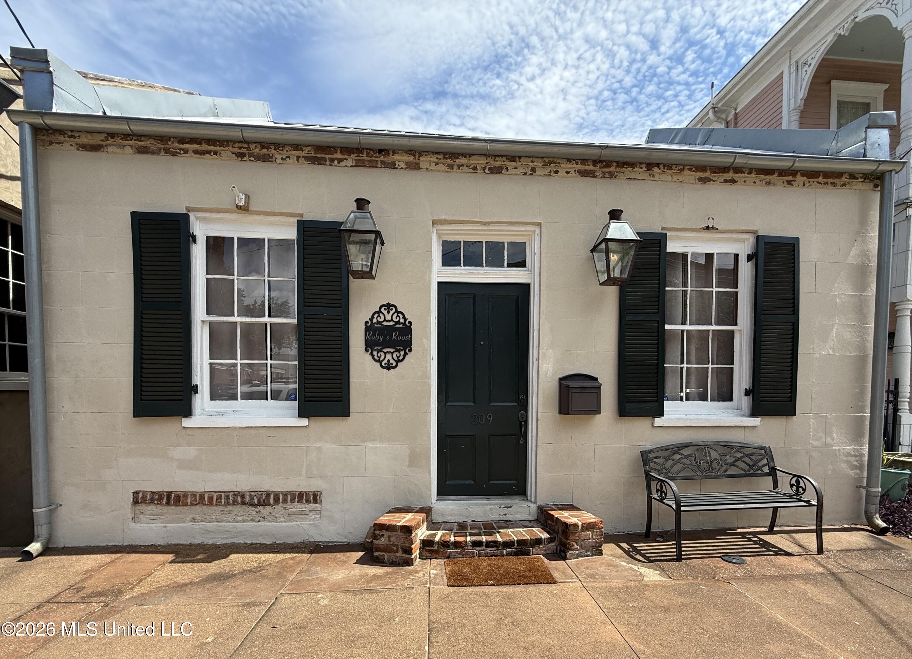 209 S Commerce Street — photo