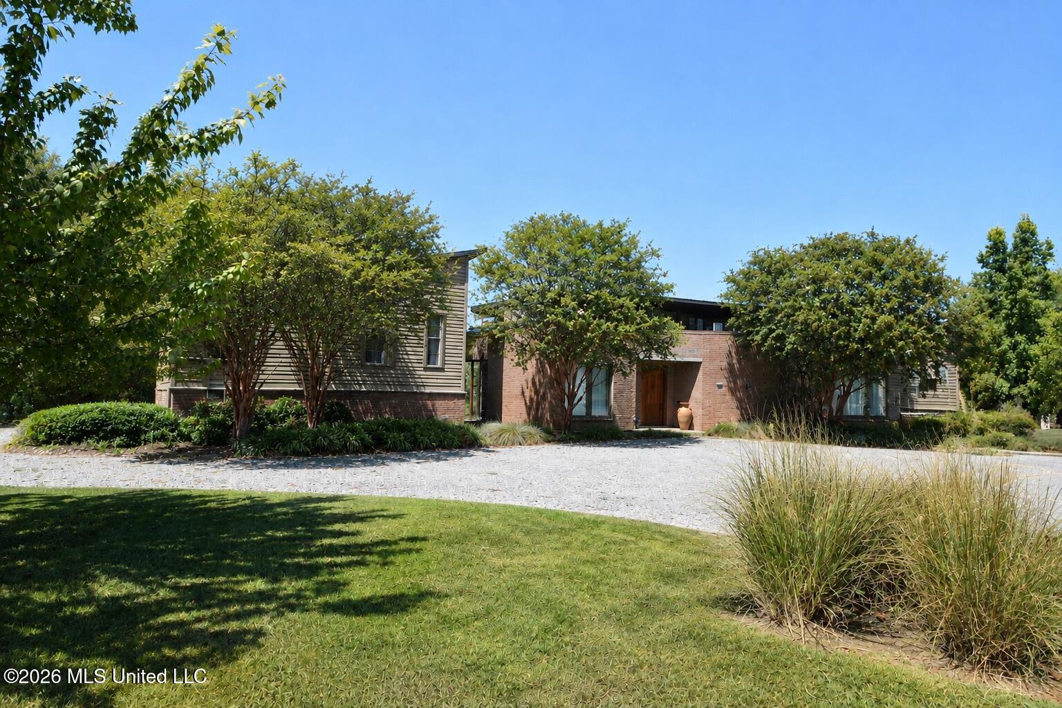 1001 Robert E Lee Drive — photo