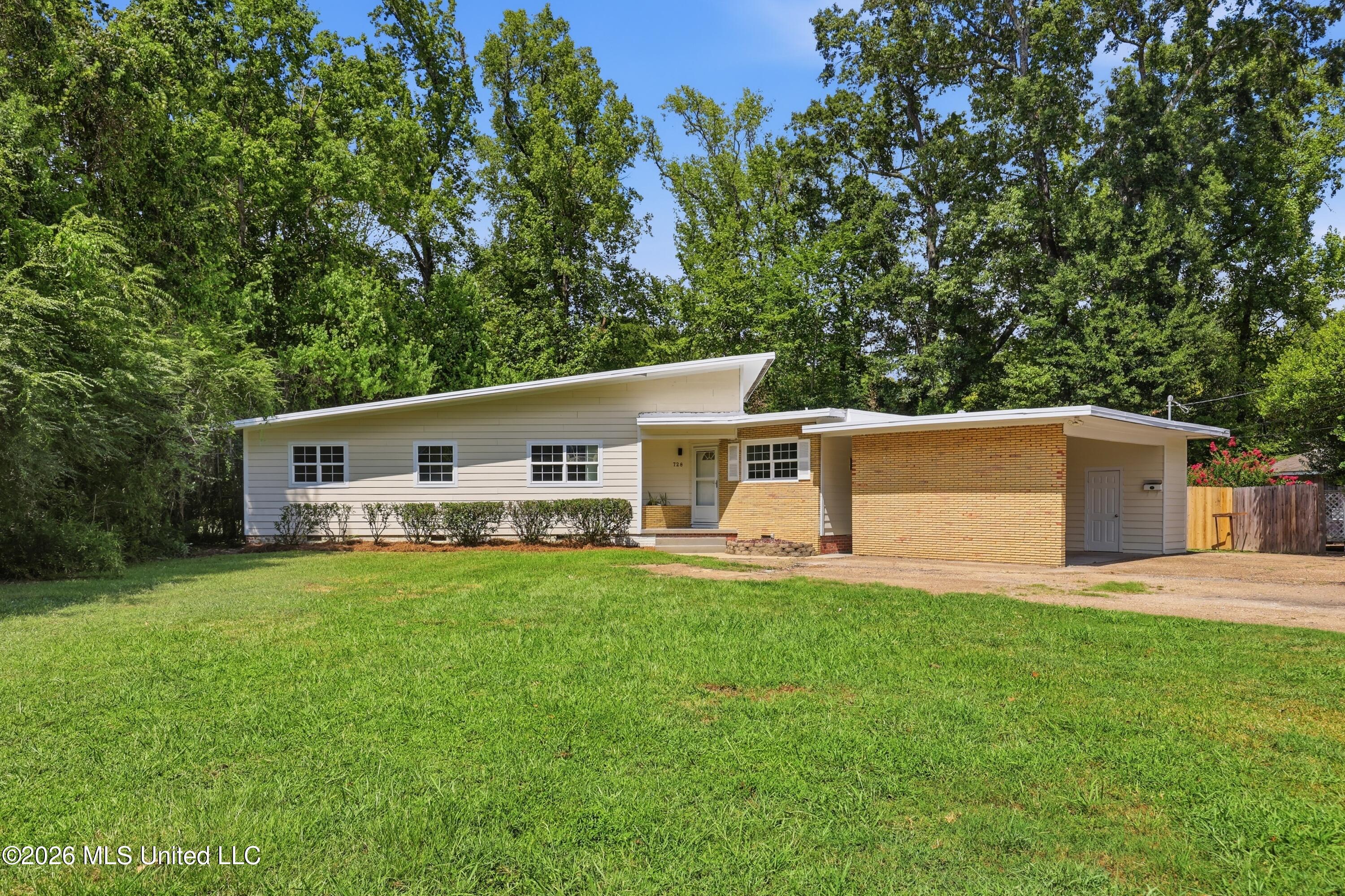 728 Colonial Circle — photo
