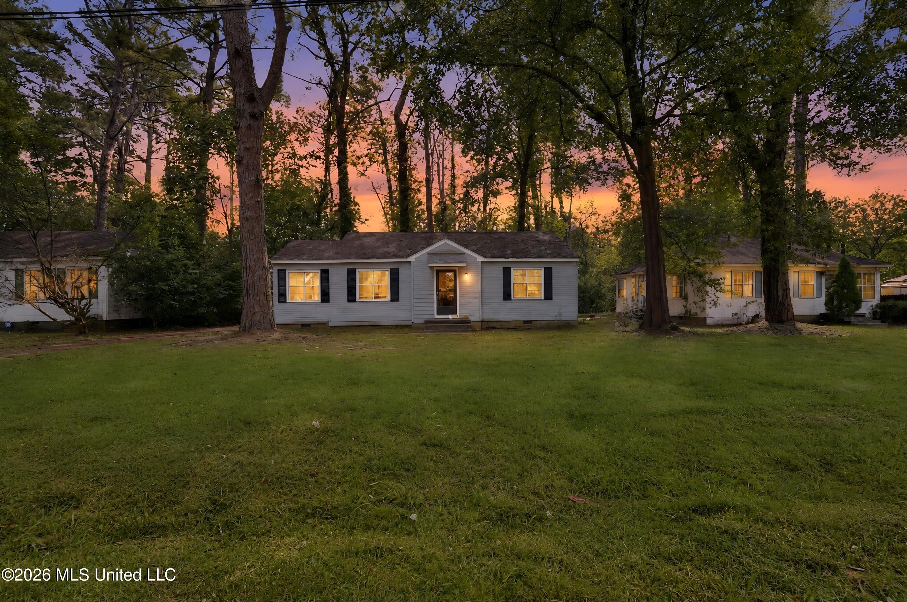 737 Woodbury Road — photo